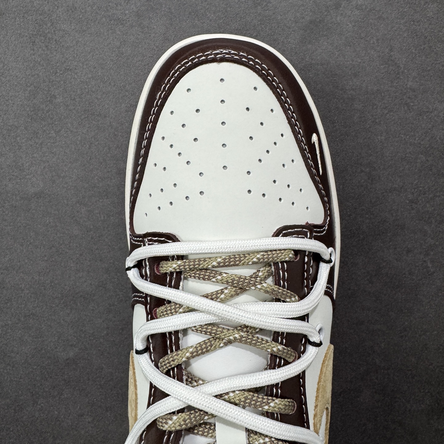 图片[8]-【定制版】Nike SB Dunk Low 马年限定 米黑绑绳 周年高端定制 低帮休闲板鞋 #定制鞋盒 大厂纯原品质出货 超高清洁度 皮料切割干净无任何毛边 细节完美 货号：YX5066-C90 尺码：36 36.5 37.5 38 38.5 39 40 40.5 41 42 42.5 43 44 44.5 45-选品中心