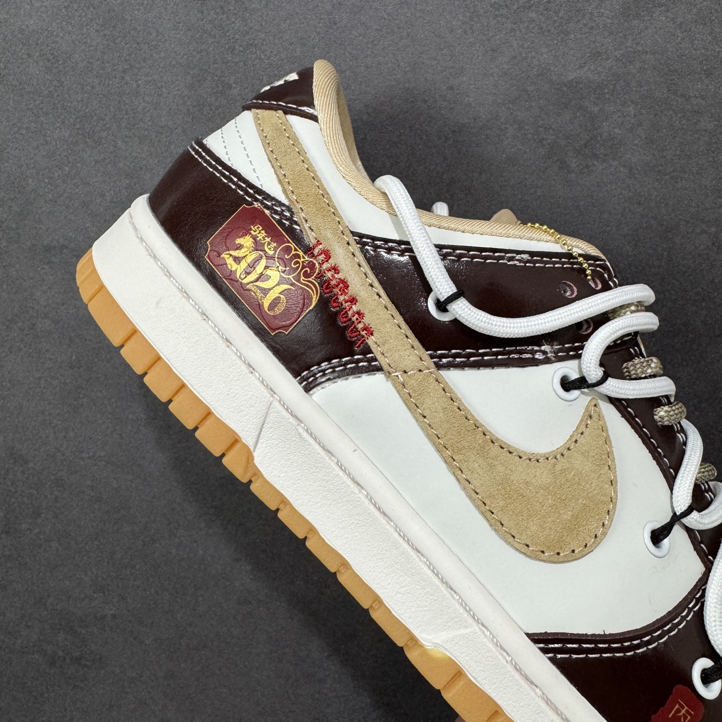 图片[6]-【定制版】Nike SB Dunk Low 马年限定 米黑绑绳 周年高端定制 低帮休闲板鞋 #定制鞋盒 大厂纯原品质出货 超高清洁度 皮料切割干净无任何毛边 细节完美 货号：YX5066-C90 尺码：36 36.5 37.5 38 38.5 39 40 40.5 41 42 42.5 43 44 44.5 45-选品中心
