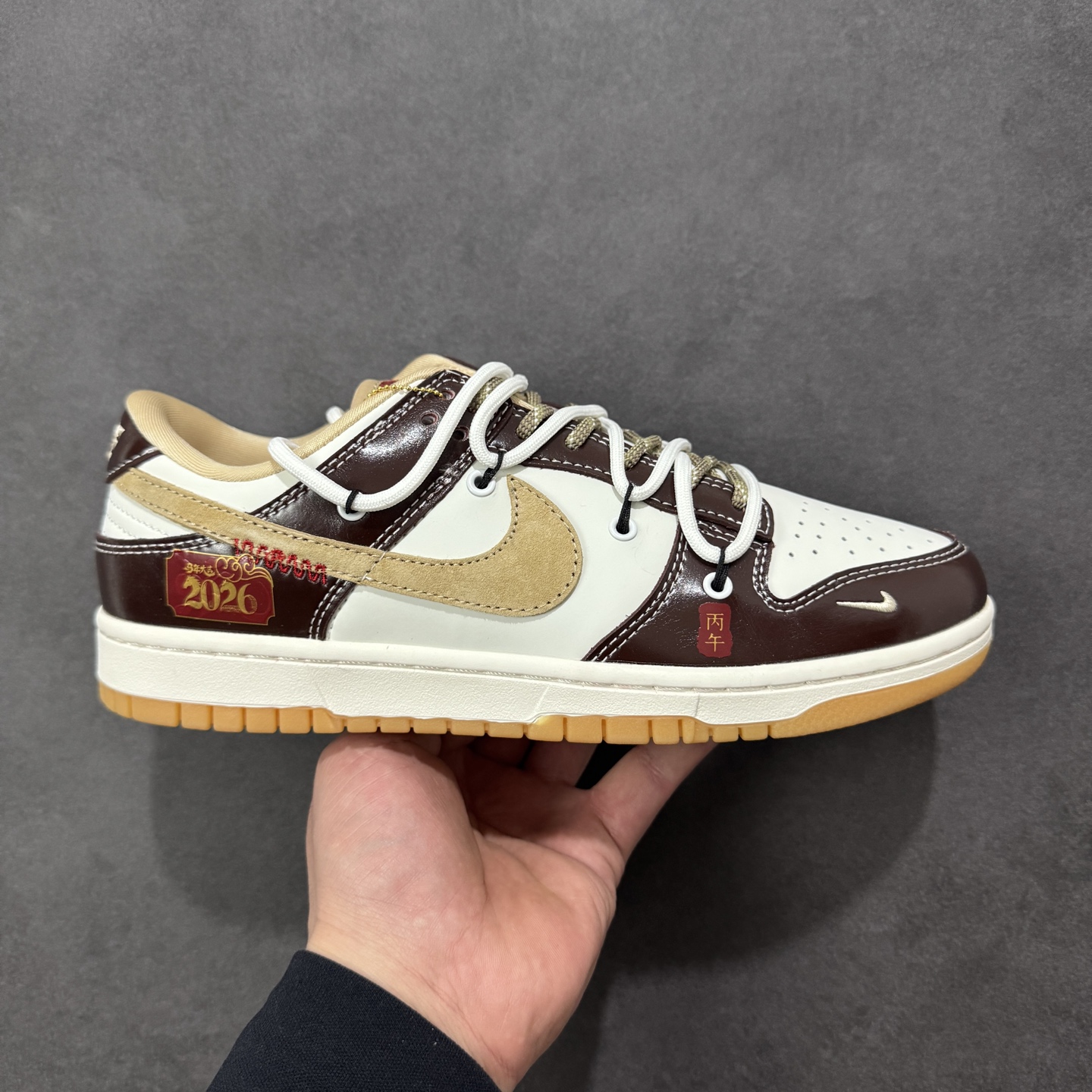 NO:690225,Local support stores [customized version] Nike SB Dunk Low limited to the Year of the Horse, beige laces, anniversary high-end customization, low-top casual sneakers #customized shoebox, pure original quality shipment from the factory, ultra-high cleanliness, clean leather cutting without any burrs, perfect details, item number YX5066-C90, size 36 36.5 37.5 38 38.5 39 40 40.5 41 42  42.5 43 44 44.5 45 Coding HXSB350360,19860909本地 支持放店【定制版】Nike SB Dunk Low 马年限定 米黑绑绳 周年高端定制 低帮休闲板鞋 #定制鞋盒 大厂纯原品质出货 超高清洁度 皮料切割干净无任何毛边 细节完美 货号YX5066-C90 尺码36 36.5 37.5 38 38.5 39 40 40.5 41 42 42.5 43 44 44.5 45 编码HXSB350360,,Men's shoes