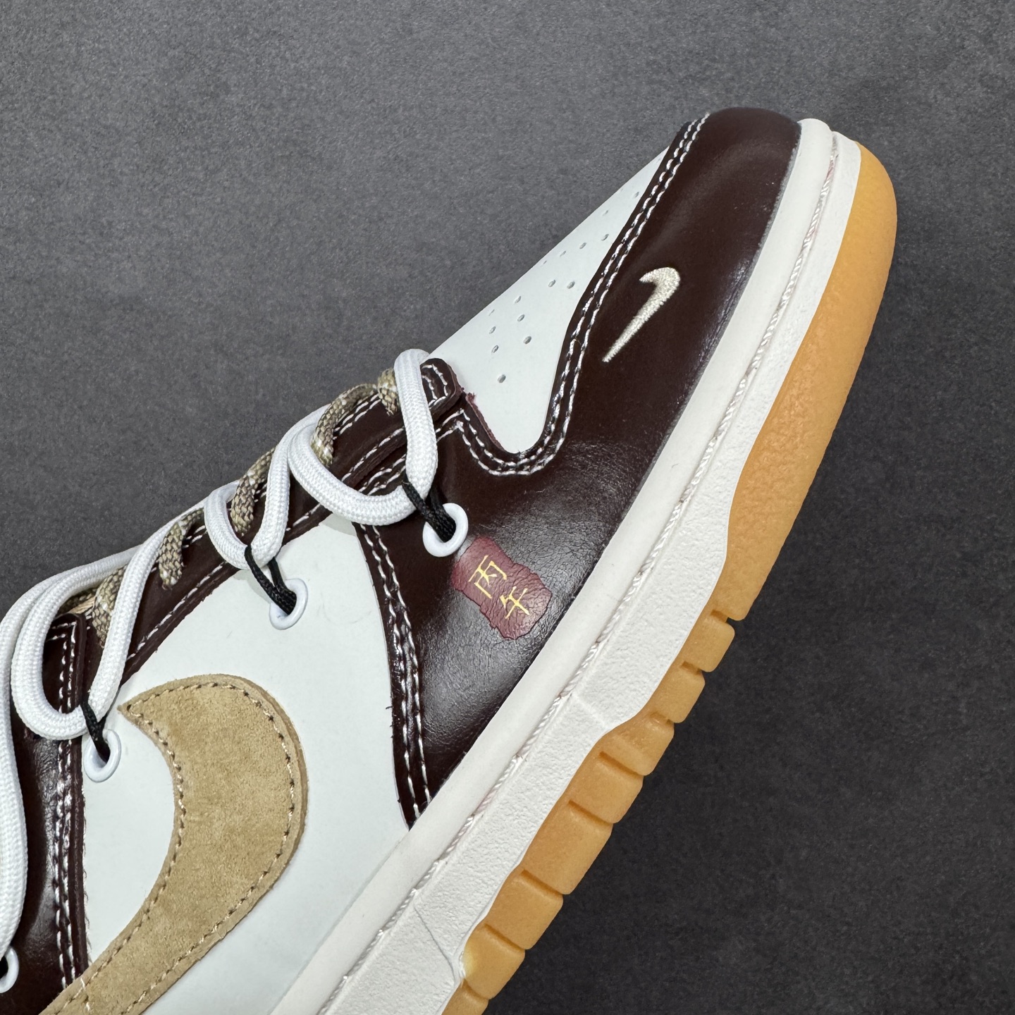 图片[5]-【定制版】Nike SB Dunk Low 马年限定 米黑绑绳 周年高端定制 低帮休闲板鞋 #定制鞋盒 大厂纯原品质出货 超高清洁度 皮料切割干净无任何毛边 细节完美 货号：YX5066-C90 尺码：36 36.5 37.5 38 38.5 39 40 40.5 41 42 42.5 43 44 44.5 45-选品中心
