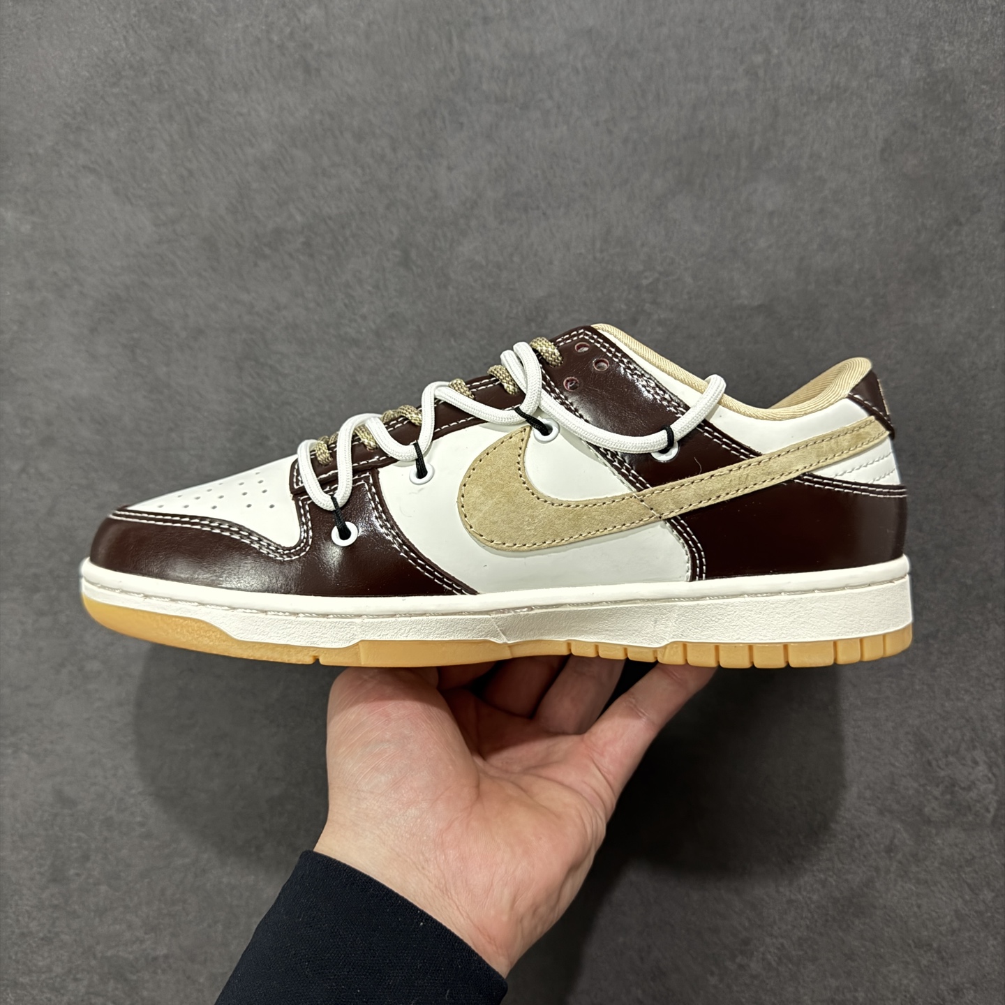 图片[2]-【定制版】Nike SB Dunk Low 马年限定 米黑绑绳 周年高端定制 低帮休闲板鞋 #定制鞋盒 大厂纯原品质出货 超高清洁度 皮料切割干净无任何毛边 细节完美 货号：YX5066-C90 尺码：36 36.5 37.5 38 38.5 39 40 40.5 41 42 42.5 43 44 44.5 45-选品中心