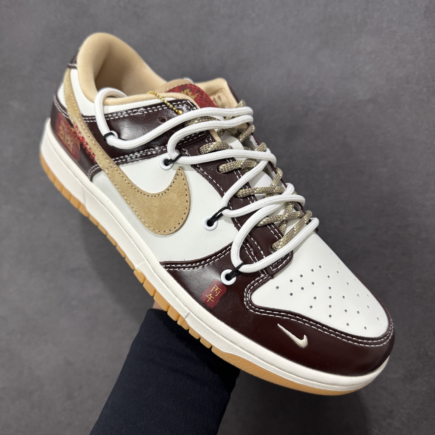 图片[3]-【定制版】Nike SB Dunk Low 马年限定 米黑绑绳 周年高端定制 低帮休闲板鞋 #定制鞋盒 大厂纯原品质出货 超高清洁度 皮料切割干净无任何毛边 细节完美 货号：YX5066-C90 尺码：36 36.5 37.5 38 38.5 39 40 40.5 41 42 42.5 43 44 44.5 45-选品中心