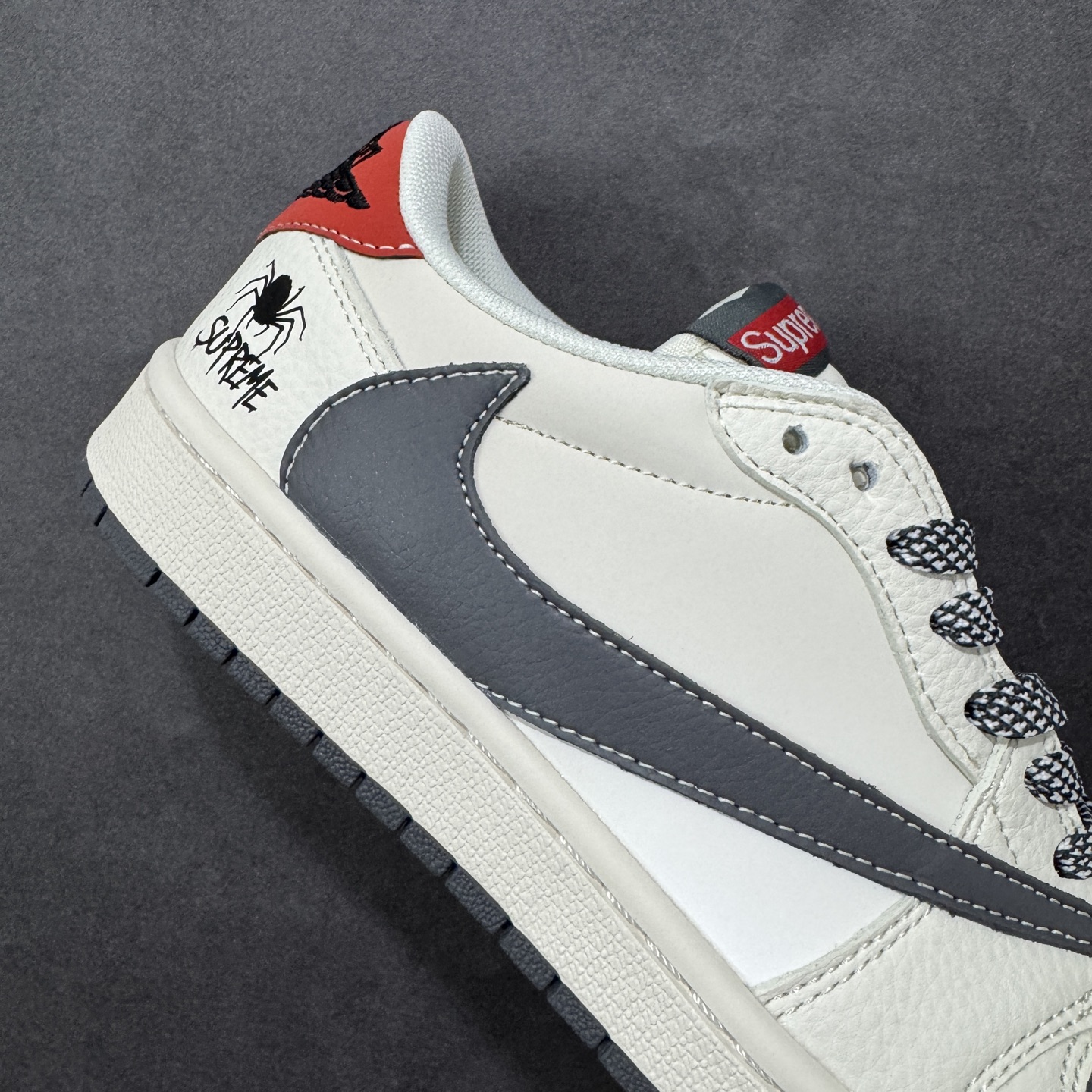 图片[6]-【定制版】Travis Scott x Jordan 1 Low “Supreme联名——蜘蛛米黑红” 高端定制 乔丹倒勾低帮休闲板鞋 大厂纯原品质出货 纯正版型 定制鞋盒 皮料切割干净无任何毛边 细节完美 超高清洁度 货号：QW5088-210 尺码：36 36.5 37.5 38 38.5 39 40 40.5 41 42 42.5 43 44 44.5 45-选品中心