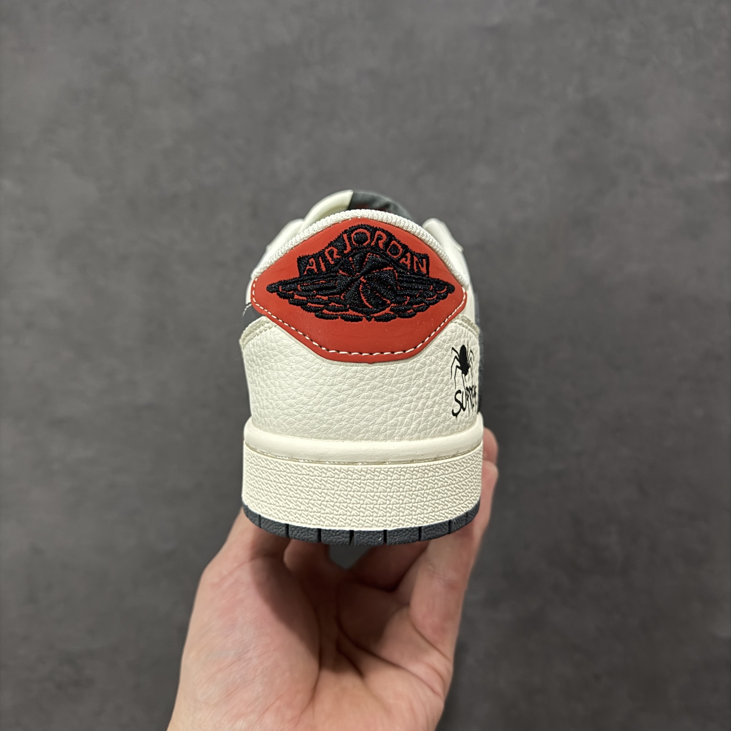图片[4]-【定制版】Travis Scott x Jordan 1 Low “Supreme联名——蜘蛛米黑红” 高端定制 乔丹倒勾低帮休闲板鞋 大厂纯原品质出货 纯正版型 定制鞋盒 皮料切割干净无任何毛边 细节完美 超高清洁度 货号：QW5088-210 尺码：36 36.5 37.5 38 38.5 39 40 40.5 41 42 42.5 43 44 44.5 45-选品中心