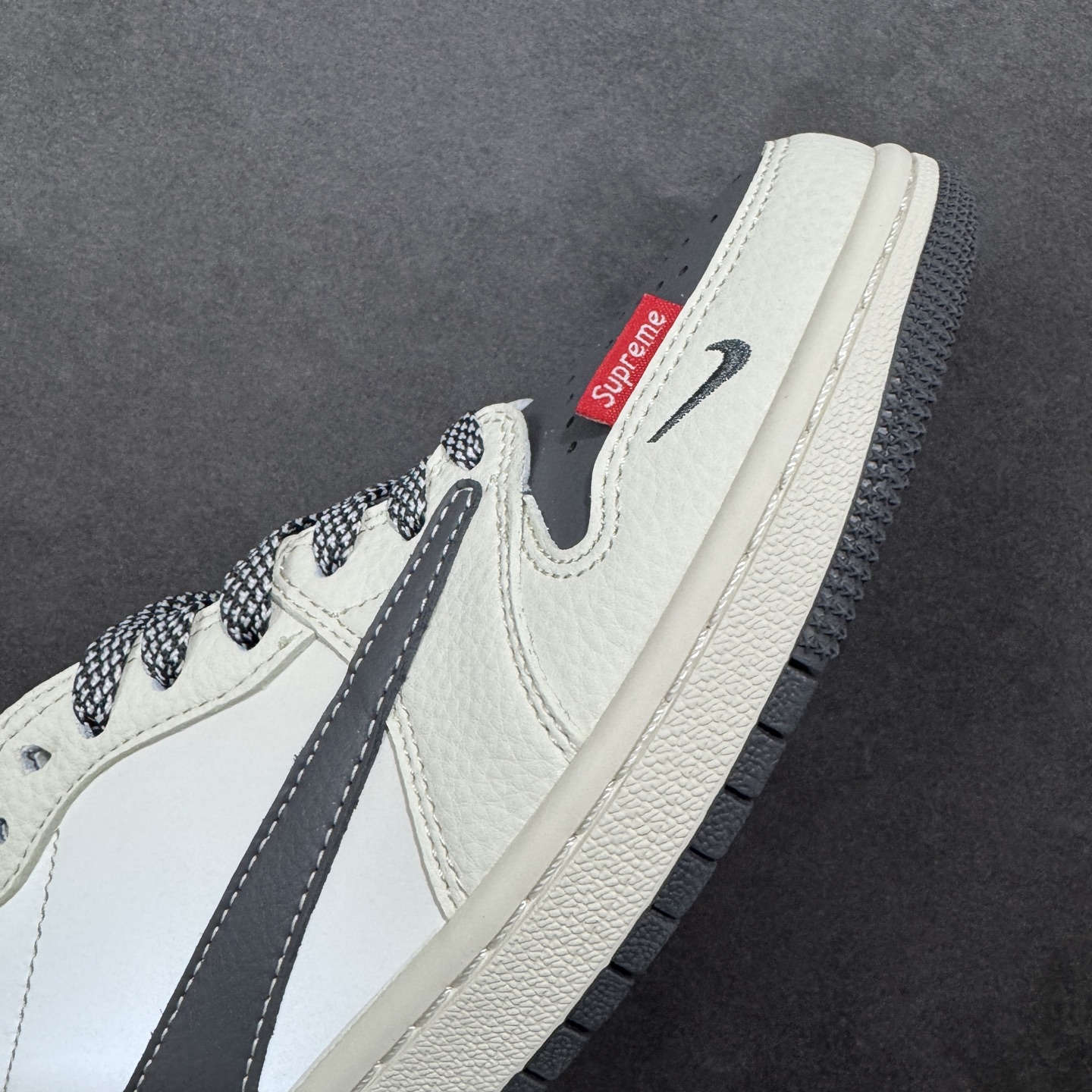 图片[5]-【定制版】Travis Scott x Jordan 1 Low “Supreme联名——蜘蛛米黑红” 高端定制 乔丹倒勾低帮休闲板鞋 大厂纯原品质出货 纯正版型 定制鞋盒 皮料切割干净无任何毛边 细节完美 超高清洁度 货号：QW5088-210 尺码：36 36.5 37.5 38 38.5 39 40 40.5 41 42 42.5 43 44 44.5 45-选品中心