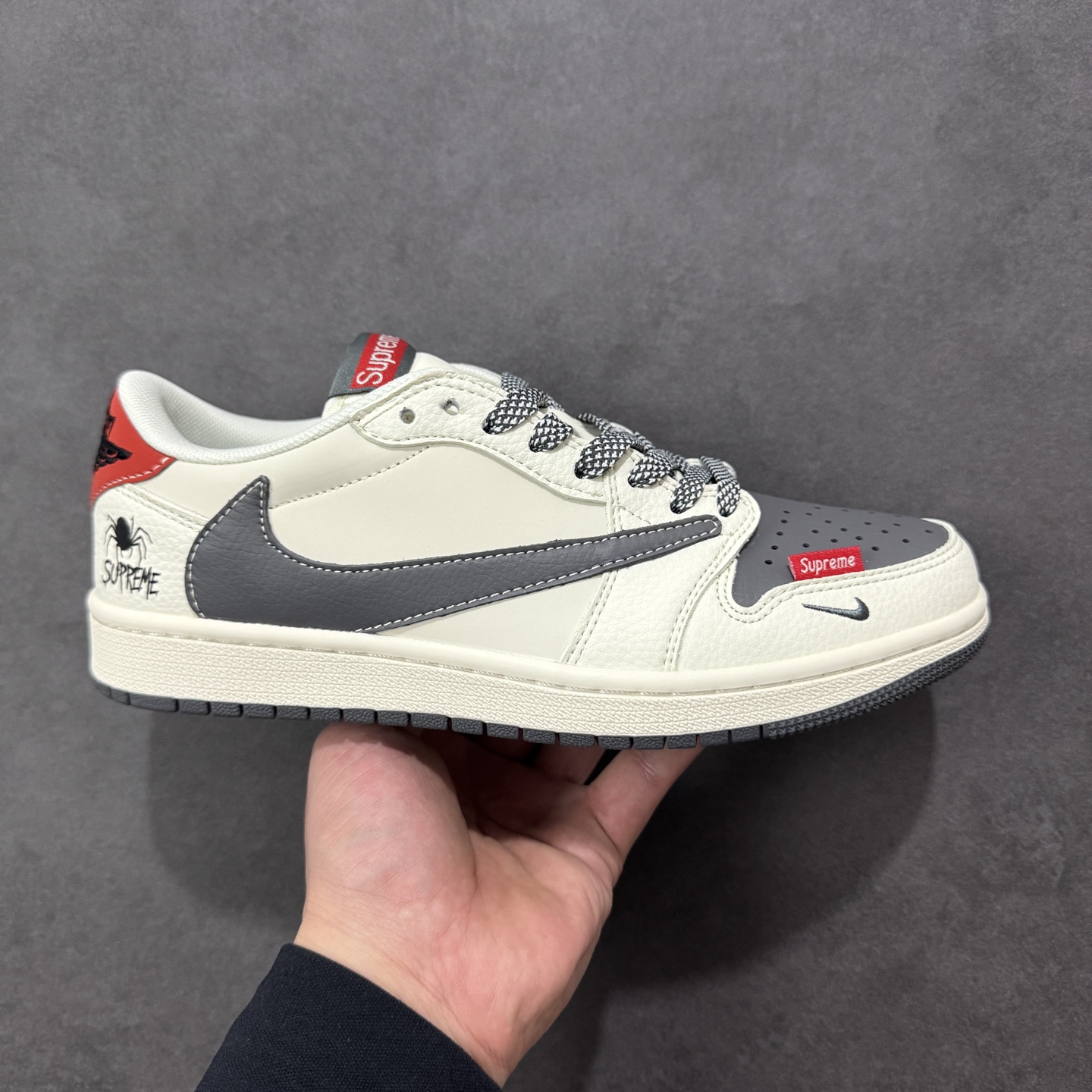 NO:690241,Local store support [Customized version] Travis Scott x Jordan 1 Low 'Supreme co-branded - Spider Beige Black Red' High-end customized Jordan inverted low-top casual sneakers, pure original quality from the manufacturer, pure version, customized shoe box, clean leather cutting without any burrs, perfect details, ultra-high cleanliness, item number QW5088-210 Size36 36.5 37.5 38 38.5 39 40  40.5 41 42 42.5 43 44 44.5 45 Coding HXSB330340,19860909本地 支持放店【定制版】Travis Scott x Jordan 1 Low “Supreme联名——蜘蛛米黑红” 高端定制 乔丹倒勾低帮休闲板鞋 大厂纯原品质出货 纯正版型 定制鞋盒 皮料切割干净无任何毛边 细节完美 超高清洁度 货号QW5088-210 Size36 36.5 37.5 38 38.5 39 40 40.5 41 42 42.5 43 44 44.5 45 编码HXSB330340,,Men's shoes