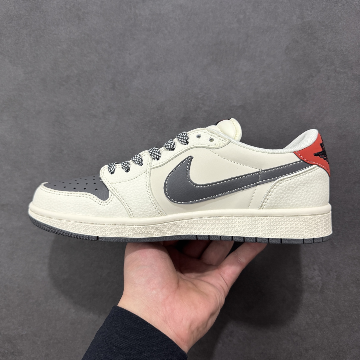 图片[2]-【定制版】Travis Scott x Jordan 1 Low “Supreme联名——蜘蛛米黑红” 高端定制 乔丹倒勾低帮休闲板鞋 大厂纯原品质出货 纯正版型 定制鞋盒 皮料切割干净无任何毛边 细节完美 超高清洁度 货号：QW5088-210 尺码：36 36.5 37.5 38 38.5 39 40 40.5 41 42 42.5 43 44 44.5 45-选品中心