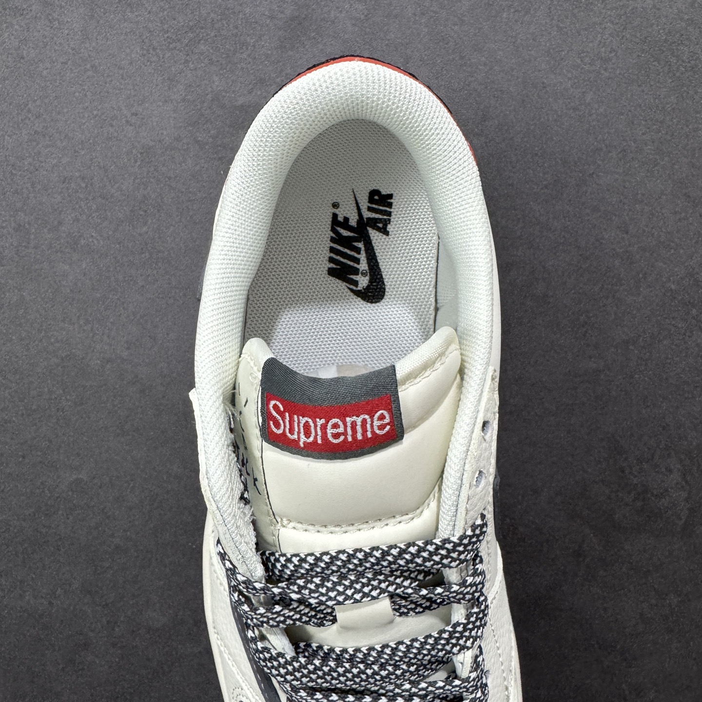 图片[7]-【定制版】Travis Scott x Jordan 1 Low “Supreme联名——蜘蛛米黑红” 高端定制 乔丹倒勾低帮休闲板鞋 大厂纯原品质出货 纯正版型 定制鞋盒 皮料切割干净无任何毛边 细节完美 超高清洁度 货号：QW5088-210 尺码：36 36.5 37.5 38 38.5 39 40 40.5 41 42 42.5 43 44 44.5 45-选品中心