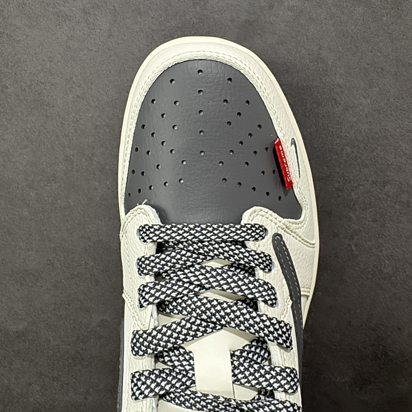 图片[8]-【定制版】Travis Scott x Jordan 1 Low “Supreme联名——蜘蛛米黑红” 高端定制 乔丹倒勾低帮休闲板鞋 大厂纯原品质出货 纯正版型 定制鞋盒 皮料切割干净无任何毛边 细节完美 超高清洁度 货号：QW5088-210 尺码：36 36.5 37.5 38 38.5 39 40 40.5 41 42 42.5 43 44 44.5 45-选品中心