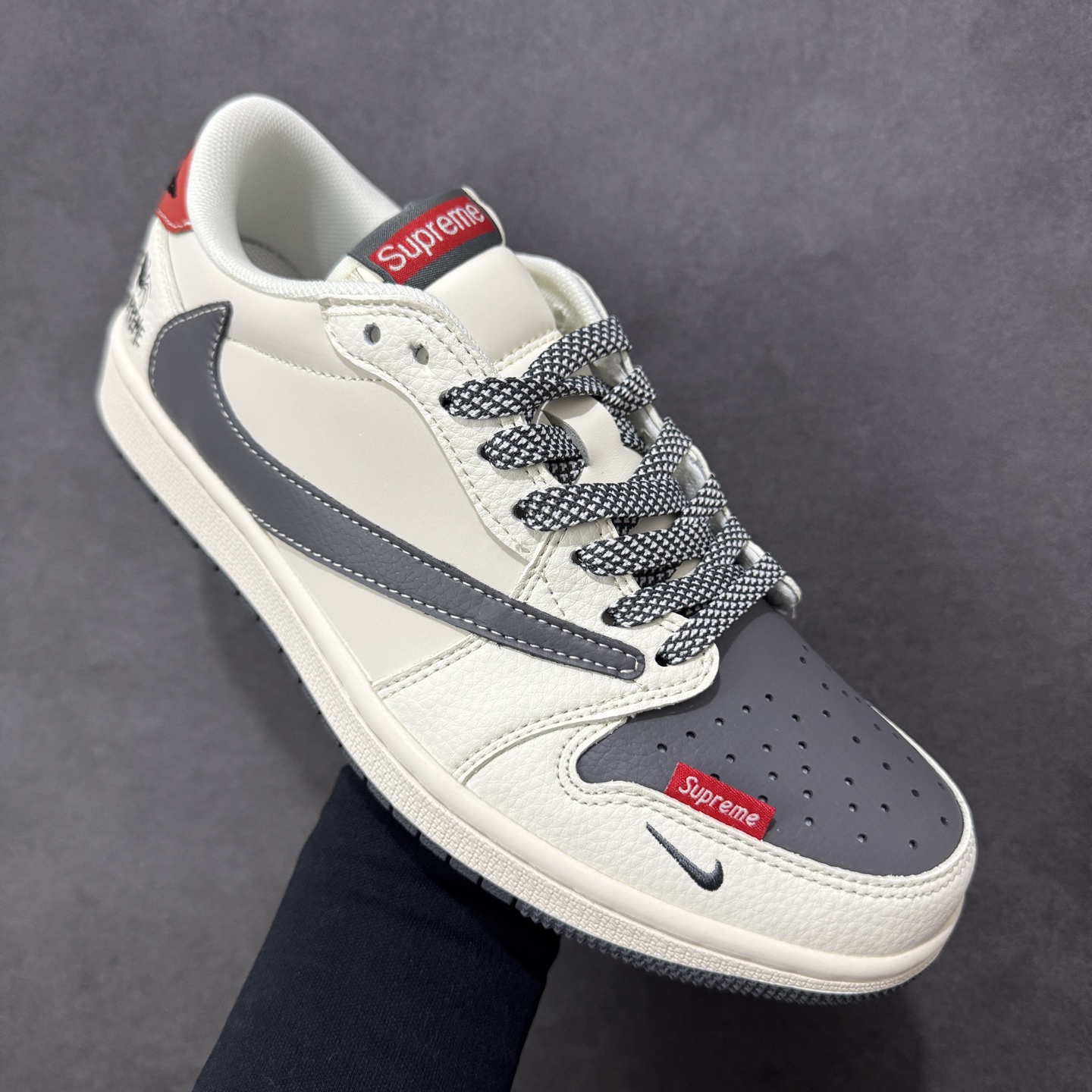 图片[3]-【定制版】Travis Scott x Jordan 1 Low “Supreme联名——蜘蛛米黑红” 高端定制 乔丹倒勾低帮休闲板鞋 大厂纯原品质出货 纯正版型 定制鞋盒 皮料切割干净无任何毛边 细节完美 超高清洁度 货号：QW5088-210 尺码：36 36.5 37.5 38 38.5 39 40 40.5 41 42 42.5 43 44 44.5 45-选品中心