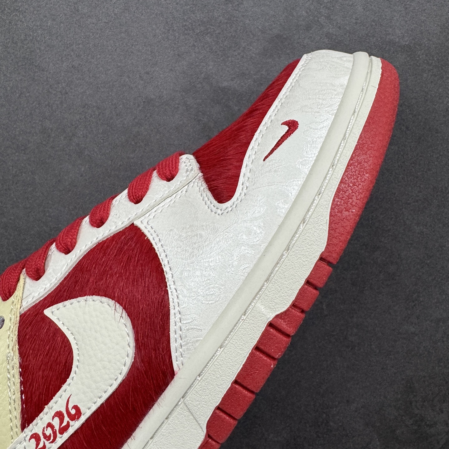 图片[5]-【定制版】Nike SB Dunk Low“ 马年限定——白红马毛” 特殊定制材料 高端定制 低帮休闲板鞋 定制鞋盒 大厂纯原品质出货 超高清洁度 皮料切割干净无任何毛边 细节完美 货号： DS6608-020 尺码： 36 36.5 37.5 38 38.5 39 40 40.5 41 42 42.5 43 44 44.5 45-选品中心