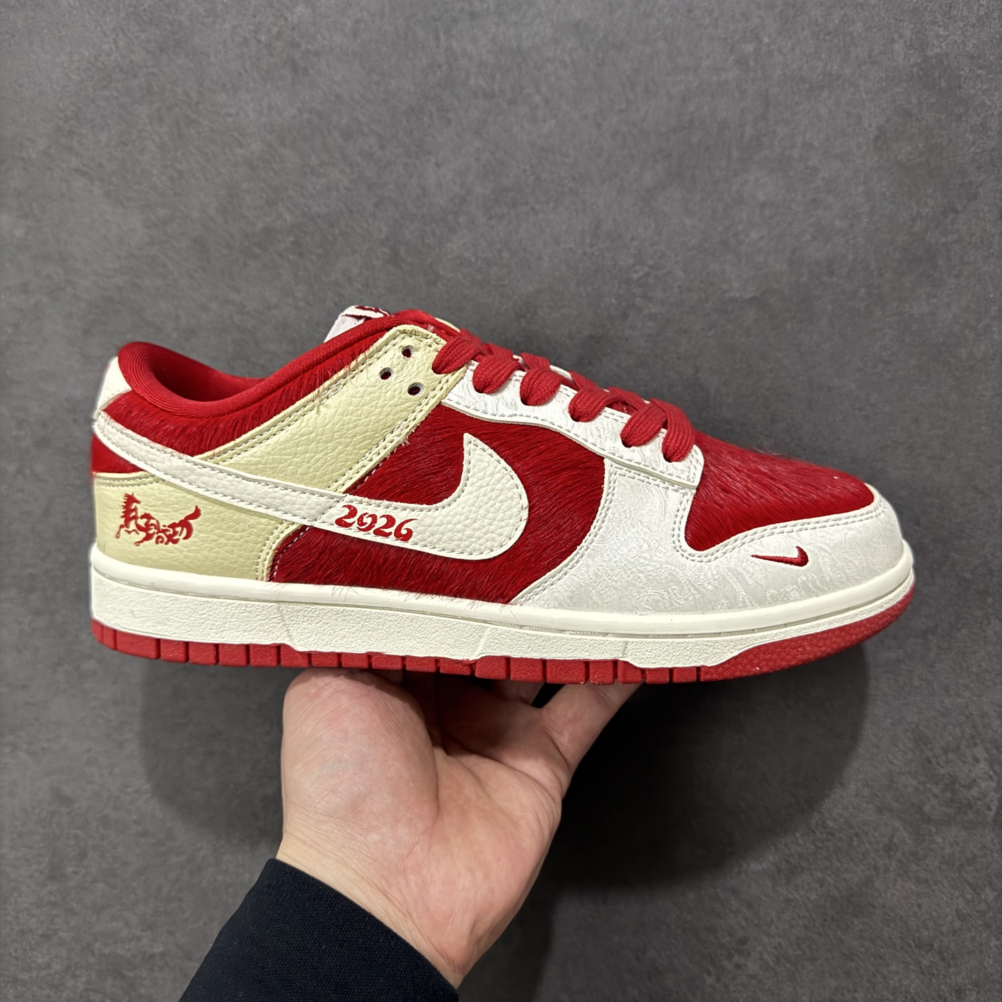 NO:690215,Local store support [Customized version] Nike SB Dunk Low 'Limited to the Year of the Horse------White and Red Horse Hair' Special customized materials High-end customized low-top casual sneakers Customized shoe boxes Pure original quality shipments from the factory Ultra-high cleanliness Clean leather cutting without any burrs Perfect details Item number: DS6608-020 Size: 36 36.5 37.5 38 38.5 39 40  40.5 41 42 42.5 43 44 44.5 45 Coding HXSB350360,19860909本地 支持放店【定制版】Nike SB Dunk Low“ 马年限定------白红马毛” 特殊定制材料 高端定制 低帮休闲板鞋 定制鞋盒 大厂纯原品质出货 超高清洁度 皮料切割干净无任何毛边 细节完美 货号: DS6608-020 Size: 36 36.5 37.5 38 38.5 39 40 40.5 41 42 42.5 43 44 44.5 45 编码HXSB350360,,Men's shoes