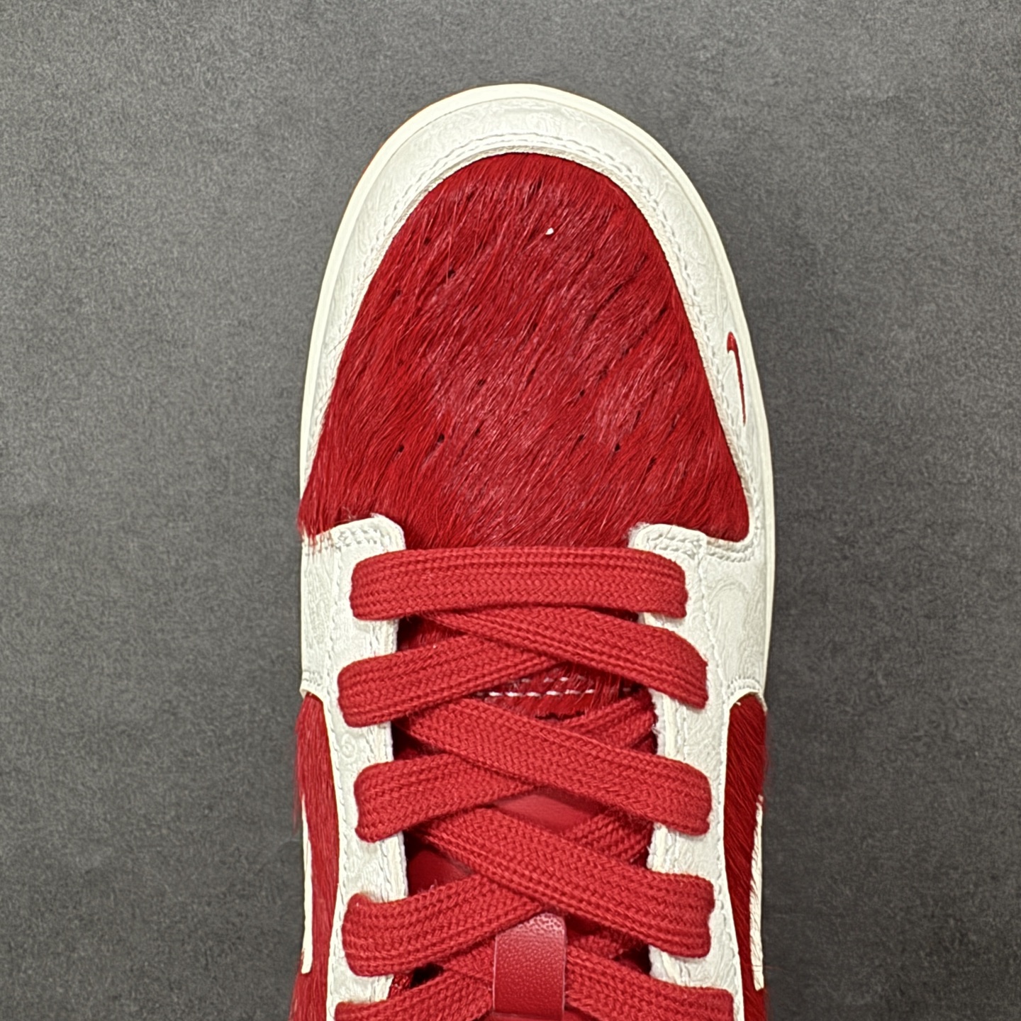 图片[8]-【定制版】Nike SB Dunk Low“ 马年限定——白红马毛” 特殊定制材料 高端定制 低帮休闲板鞋 定制鞋盒 大厂纯原品质出货 超高清洁度 皮料切割干净无任何毛边 细节完美 货号： DS6608-020 尺码： 36 36.5 37.5 38 38.5 39 40 40.5 41 42 42.5 43 44 44.5 45-选品中心