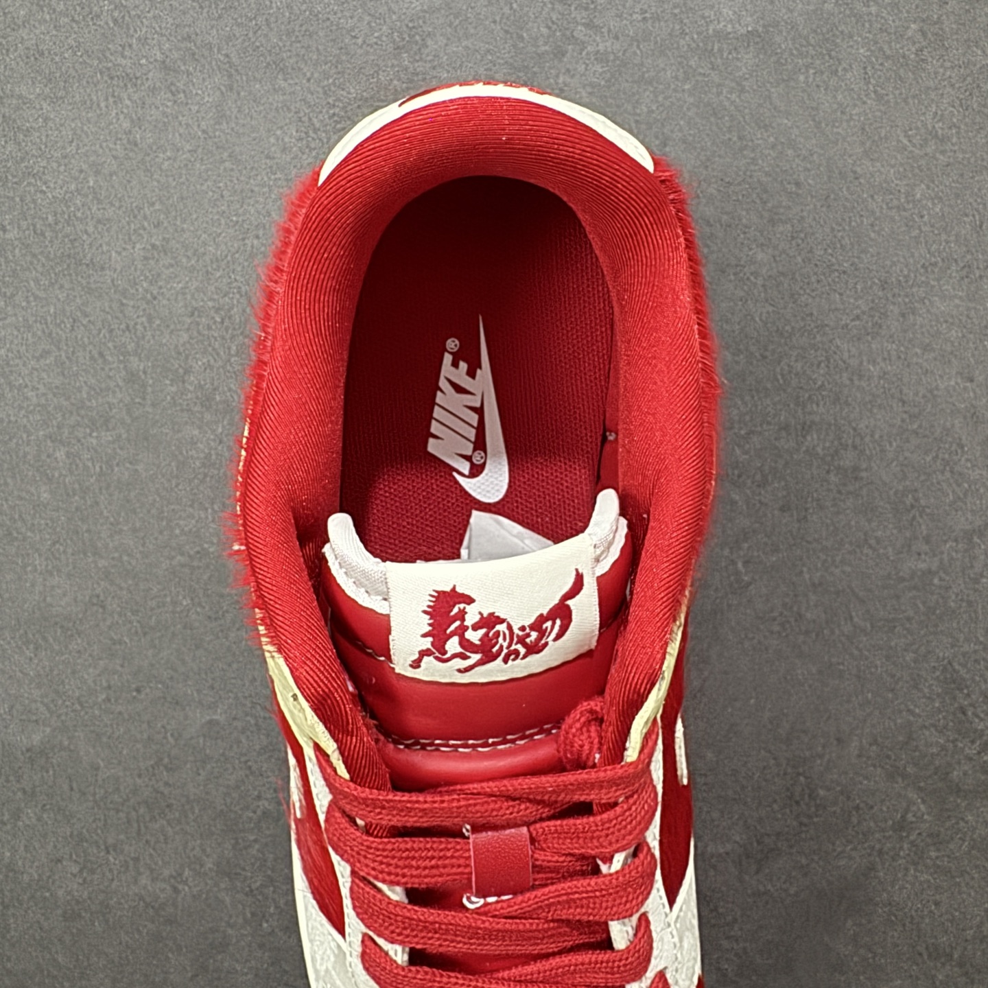 图片[7]-【定制版】Nike SB Dunk Low“ 马年限定——白红马毛” 特殊定制材料 高端定制 低帮休闲板鞋 定制鞋盒 大厂纯原品质出货 超高清洁度 皮料切割干净无任何毛边 细节完美 货号： DS6608-020 尺码： 36 36.5 37.5 38 38.5 39 40 40.5 41 42 42.5 43 44 44.5 45-选品中心