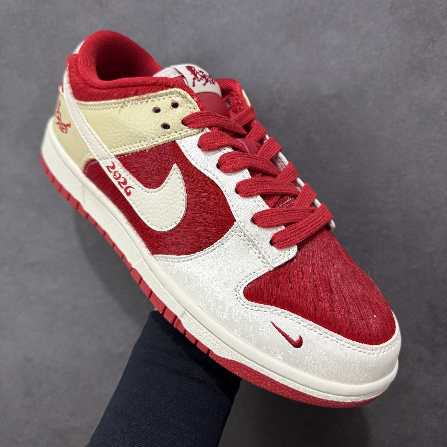 图片[3]-【定制版】Nike SB Dunk Low“ 马年限定——白红马毛” 特殊定制材料 高端定制 低帮休闲板鞋 定制鞋盒 大厂纯原品质出货 超高清洁度 皮料切割干净无任何毛边 细节完美 货号： DS6608-020 尺码： 36 36.5 37.5 38 38.5 39 40 40.5 41 42 42.5 43 44 44.5 45-选品中心