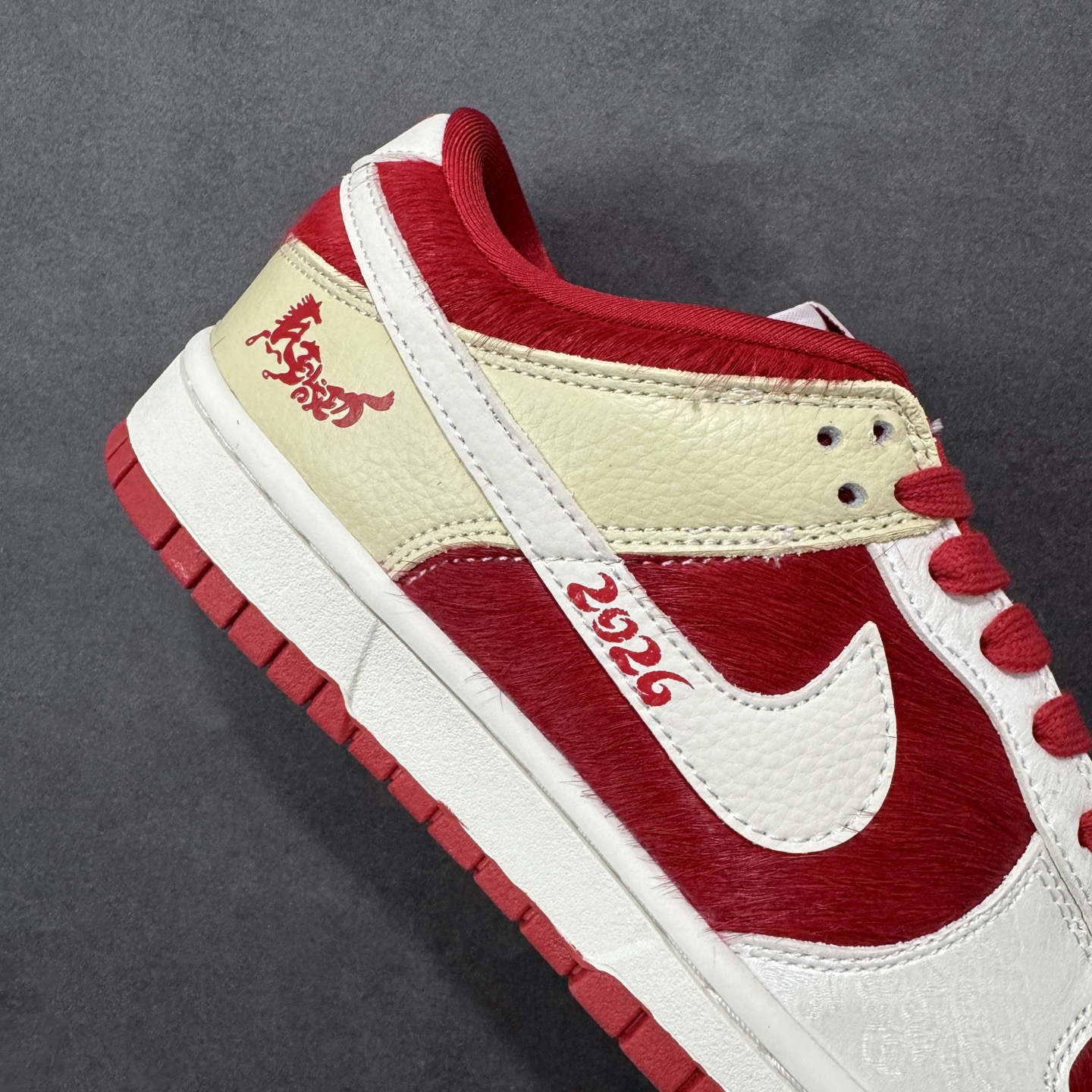 图片[6]-【定制版】Nike SB Dunk Low“ 马年限定——白红马毛” 特殊定制材料 高端定制 低帮休闲板鞋 定制鞋盒 大厂纯原品质出货 超高清洁度 皮料切割干净无任何毛边 细节完美 货号： DS6608-020 尺码： 36 36.5 37.5 38 38.5 39 40 40.5 41 42 42.5 43 44 44.5 45-选品中心