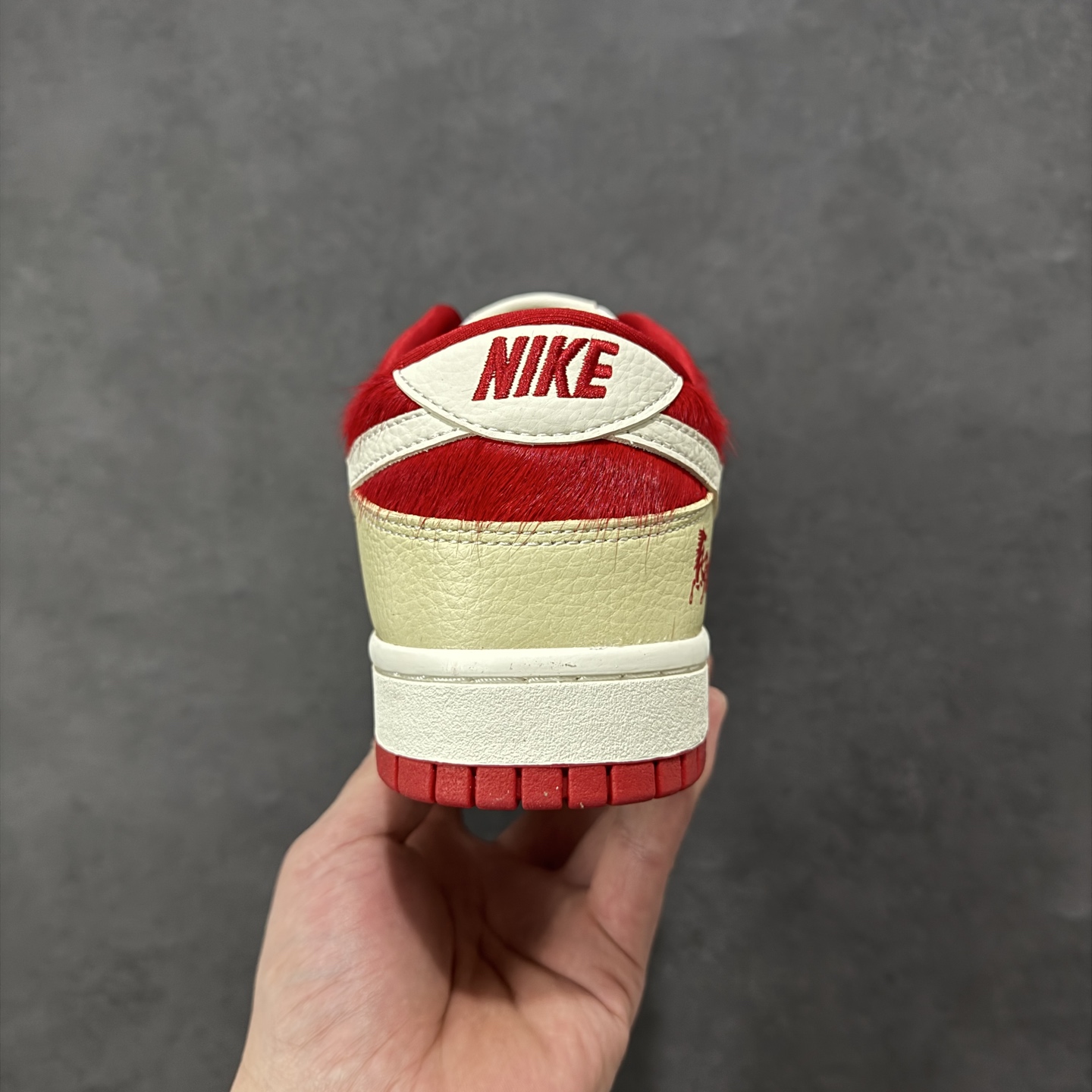 图片[4]-【定制版】Nike SB Dunk Low“ 马年限定——白红马毛” 特殊定制材料 高端定制 低帮休闲板鞋 定制鞋盒 大厂纯原品质出货 超高清洁度 皮料切割干净无任何毛边 细节完美 货号： DS6608-020 尺码： 36 36.5 37.5 38 38.5 39 40 40.5 41 42 42.5 43 44 44.5 45-选品中心
