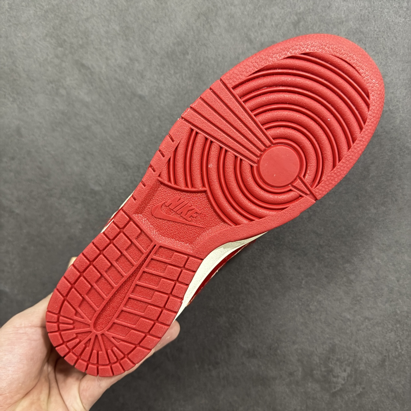 图片[9]-【定制版】Nike SB Dunk Low“ 马年限定——白红马毛” 特殊定制材料 高端定制 低帮休闲板鞋 定制鞋盒 大厂纯原品质出货 超高清洁度 皮料切割干净无任何毛边 细节完美 货号： DS6608-020 尺码： 36 36.5 37.5 38 38.5 39 40 40.5 41 42 42.5 43 44 44.5 45-选品中心