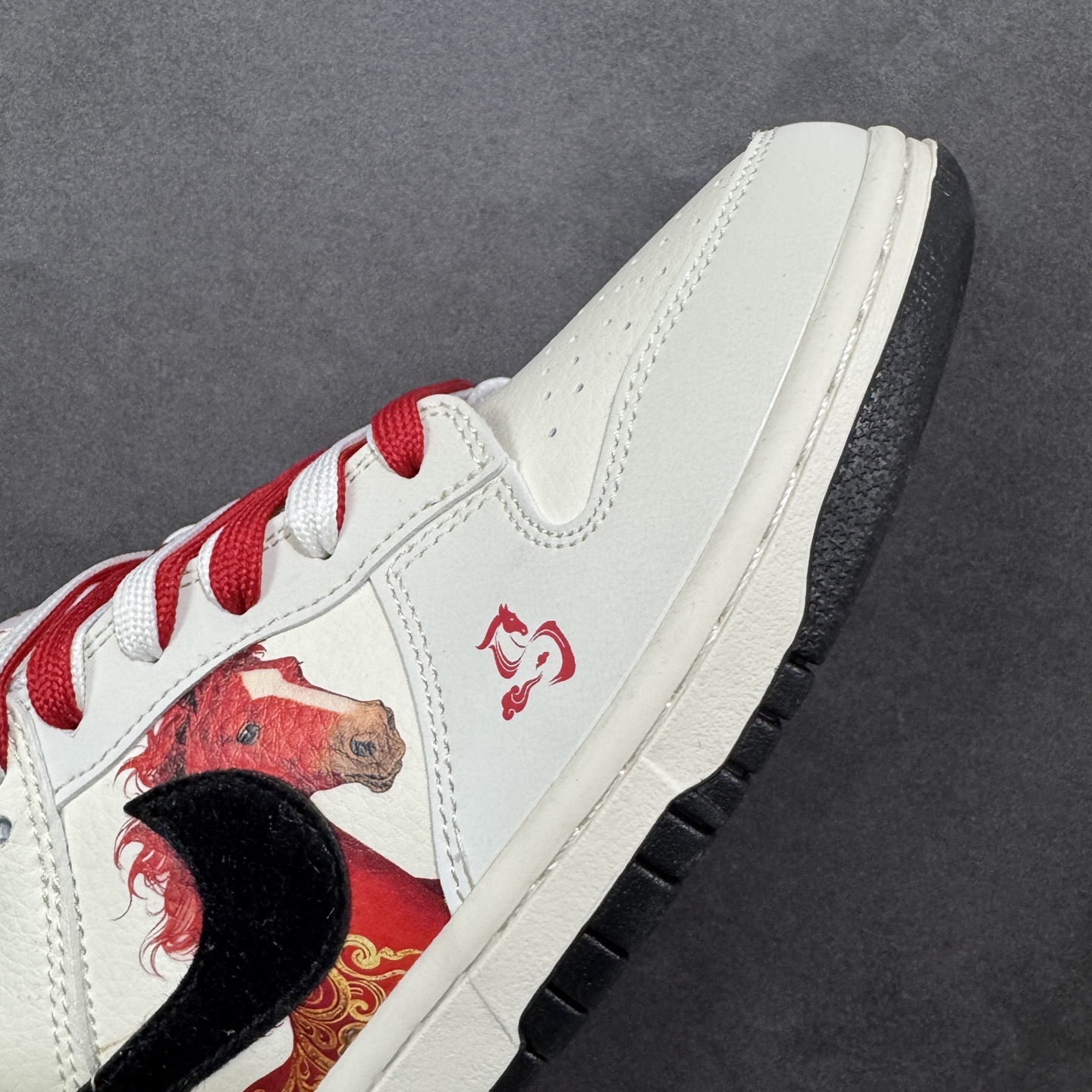 图片[5]-【定制版】Nike SB Dunk Low“ 马年限定—汗血宝马” 周年高端定制 低帮休闲板鞋 定制鞋盒 大厂纯原品质出货 超高清洁度 皮料切割干净无任何毛边 细节完美 货号：FC1688-257 尺码： 36 36.5 37.5 38 38.5 39 40 40.5 41 42 42.5 43 44 44.5 45-选品中心