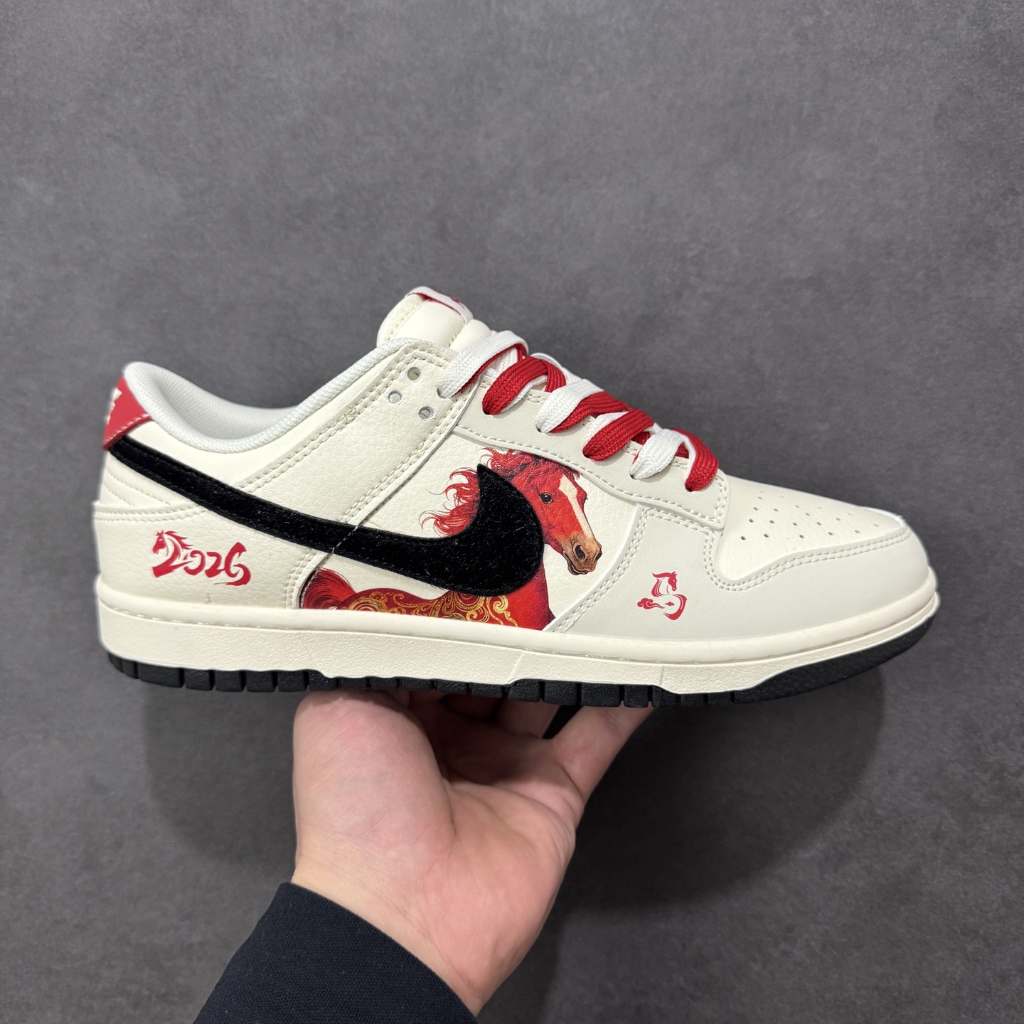 NO:690217,Local store support [Customized version] Nike SB Dunk Low 'Limited to the Year of the Horse - Bloody BMW' Anniversary high-end customization Low-top casual sneakers Customized shoe box Pure original quality shipment from the manufacturer Ultra-high cleanliness Clean leather cutting without any burrs Perfect details Item number FC1688-257 Size: 36 36.5 37.5 38 38.5 39 40 40.5 41 42  42.5 43 44 44.5 45 Coding HXSB330340,19860909本地 支持放店【定制版】Nike SB Dunk Low“ 马年限定—汗血宝马” 周年高端定制 低帮休闲板鞋 定制鞋盒 大厂纯原品质出货 超高清洁度 皮料切割干净无任何毛边 细节完美  货号FC1688-257 Size: 36 36.5 37.5 38 38.5 39 40 40.5 41 42 42.5 43 44 44.5 45 编码HXSB330340,,Men's shoes