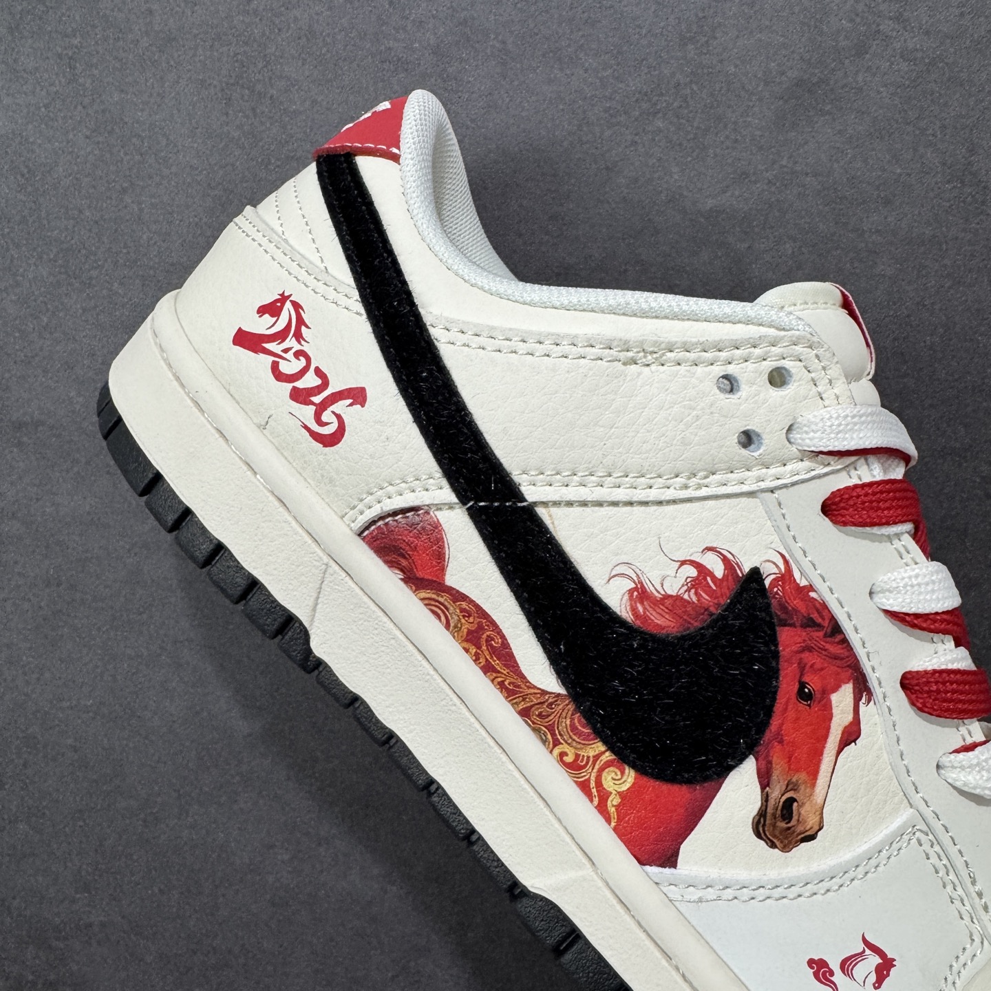 图片[6]-【定制版】Nike SB Dunk Low“ 马年限定—汗血宝马” 周年高端定制 低帮休闲板鞋 定制鞋盒 大厂纯原品质出货 超高清洁度 皮料切割干净无任何毛边 细节完美 货号：FC1688-257 尺码： 36 36.5 37.5 38 38.5 39 40 40.5 41 42 42.5 43 44 44.5 45-选品中心