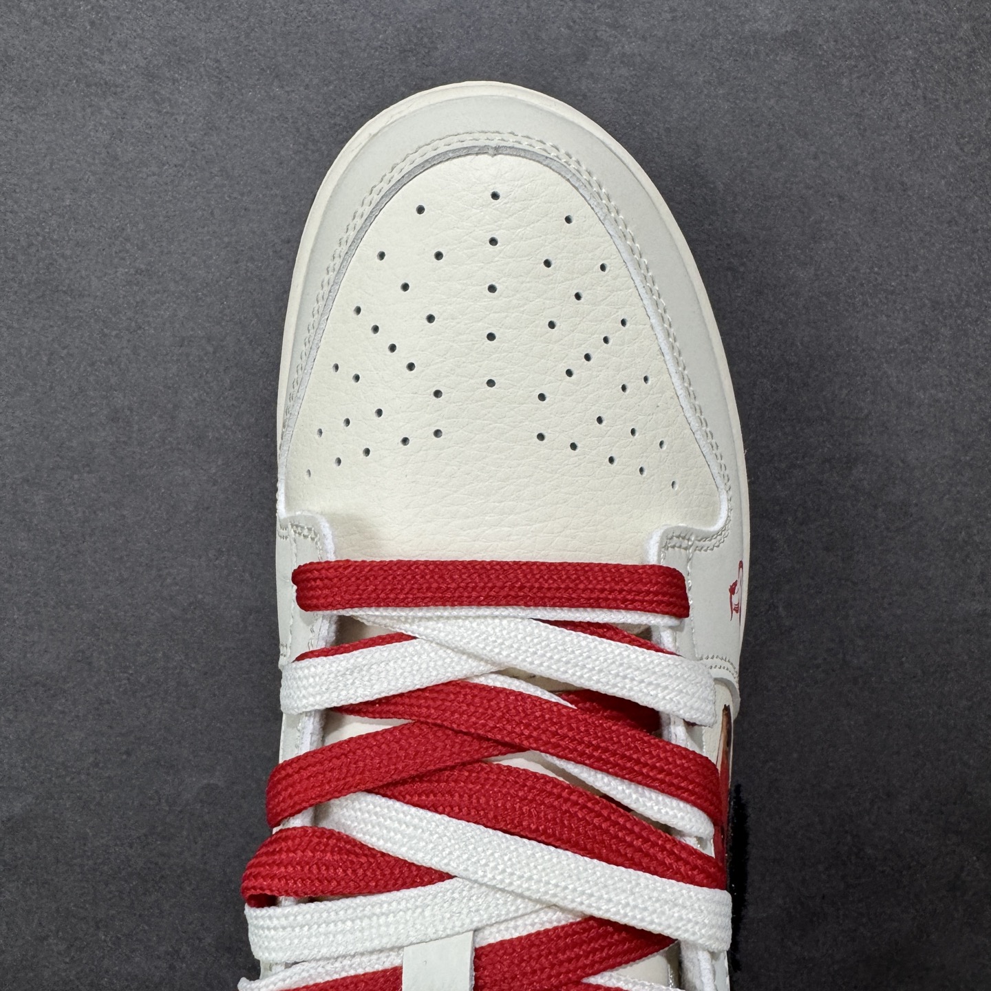 图片[8]-【定制版】Nike SB Dunk Low“ 马年限定—汗血宝马” 周年高端定制 低帮休闲板鞋 定制鞋盒 大厂纯原品质出货 超高清洁度 皮料切割干净无任何毛边 细节完美 货号：FC1688-257 尺码： 36 36.5 37.5 38 38.5 39 40 40.5 41 42 42.5 43 44 44.5 45-选品中心