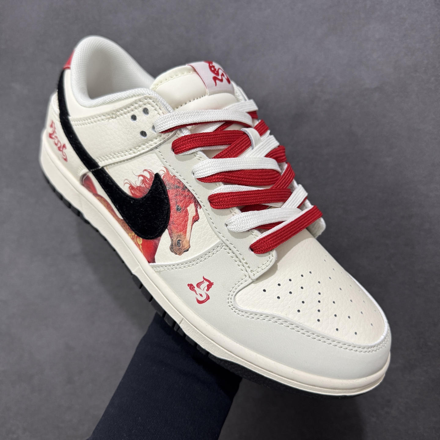 图片[3]-【定制版】Nike SB Dunk Low“ 马年限定—汗血宝马” 周年高端定制 低帮休闲板鞋 定制鞋盒 大厂纯原品质出货 超高清洁度 皮料切割干净无任何毛边 细节完美 货号：FC1688-257 尺码： 36 36.5 37.5 38 38.5 39 40 40.5 41 42 42.5 43 44 44.5 45-选品中心