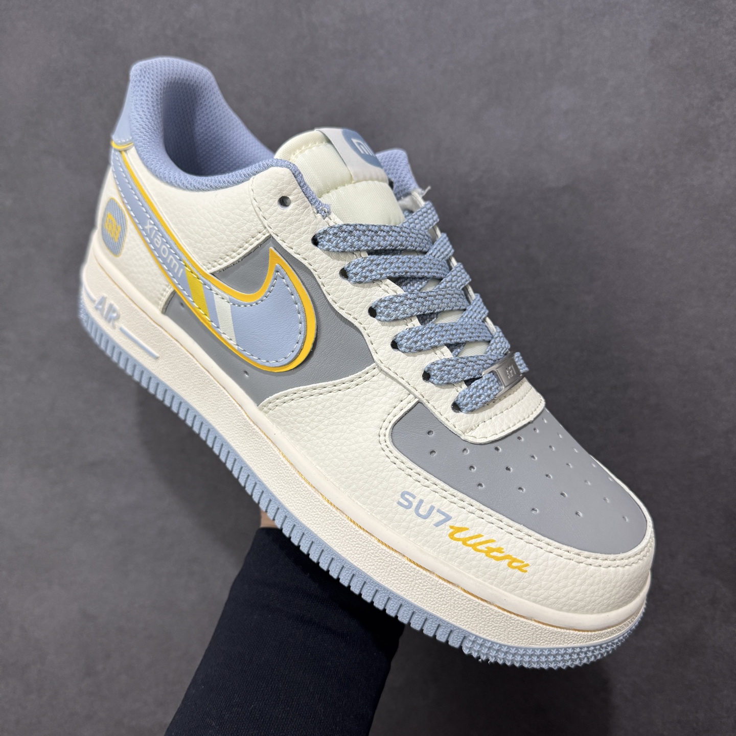 图片[3]-【定制版】NIke Air Force 1 \’07 Low “小米联名-Su7 ultra”空军一号 低帮 运动鞋 休闲鞋 折边针车 工艺难度大 原楦头原纸板 原装鞋盒 定制五金配件 内置全掌气垫 原厂鞋底 货号：XX3168-215 尺码：36 36.5 37.5 38 38.5 39 40 40.5 41 42 42.5 43 44 44.5 45 编码：HXSA310320-选品中心