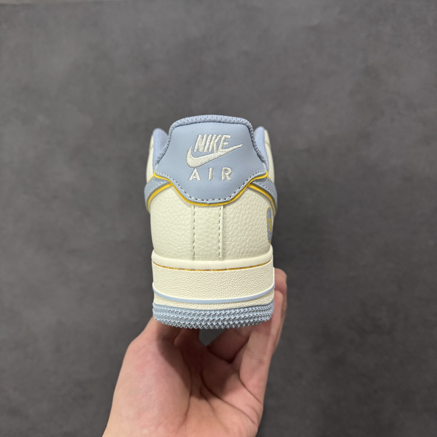 图片[4]-【定制版】NIke Air Force 1 \’07 Low “小米联名-Su7 ultra”空军一号 低帮 运动鞋 休闲鞋 折边针车 工艺难度大 原楦头原纸板 原装鞋盒 定制五金配件 内置全掌气垫 原厂鞋底 货号：XX3168-215 尺码：36 36.5 37.5 38 38.5 39 40 40.5 41 42 42.5 43 44 44.5 45 编码：HXSA310320-选品中心