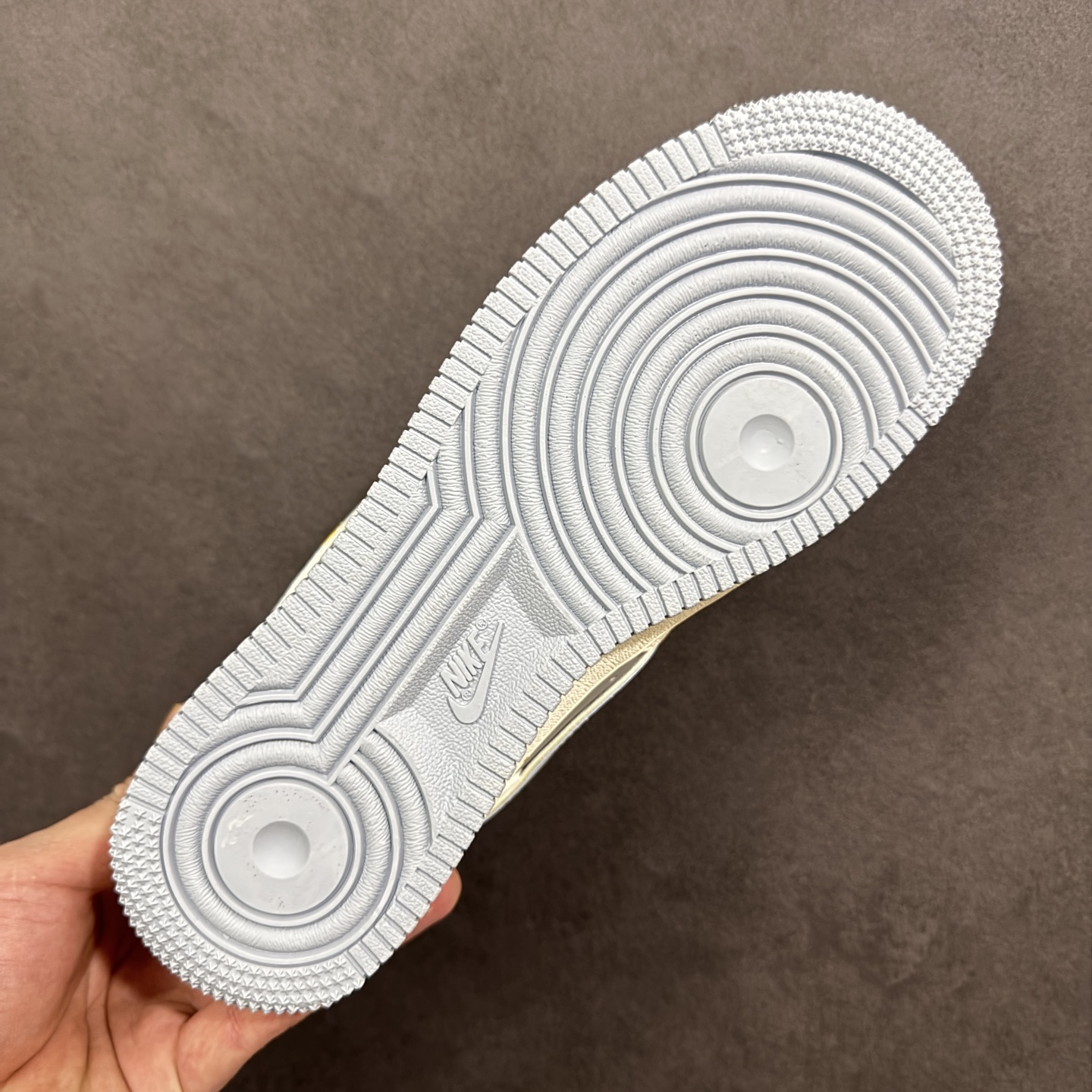 图片[9]-【定制版】NIke Air Force 1 \’07 Low “小米联名-Su7 ultra”空军一号 低帮 运动鞋 休闲鞋 折边针车 工艺难度大 原楦头原纸板 原装鞋盒 定制五金配件 内置全掌气垫 原厂鞋底 货号：XX3168-215 尺码：36 36.5 37.5 38 38.5 39 40 40.5 41 42 42.5 43 44 44.5 45 编码：HXSA310320-选品中心