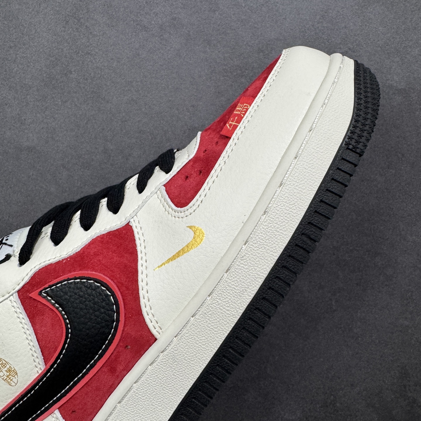 图片[5]-【定制版】NIke Air Force 1 \’07 Low “马年限定-米黑红金马”空军一号 低帮 运动鞋 休闲鞋 折边针车 工艺难度大 原楦头原纸板 原装鞋盒 定制五金配件 内置全掌气垫 原厂鞋底 货号：HT5088-616 尺码：36 36.5 37.5 38 38.5 39 40 40.5 41 42 42.5 43 44 44.5 45-选品中心