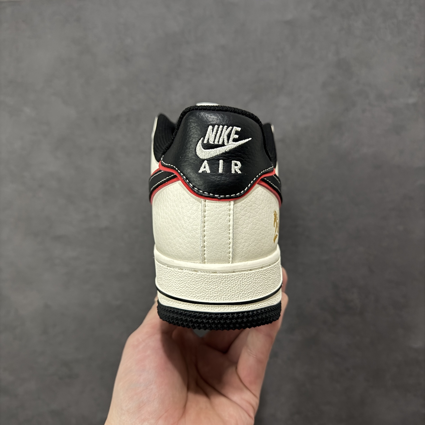图片[4]-【定制版】NIke Air Force 1 \’07 Low “马年限定-米黑红金马”空军一号 低帮 运动鞋 休闲鞋 折边针车 工艺难度大 原楦头原纸板 原装鞋盒 定制五金配件 内置全掌气垫 原厂鞋底 货号：HT5088-616 尺码：36 36.5 37.5 38 38.5 39 40 40.5 41 42 42.5 43 44 44.5 45-选品中心
