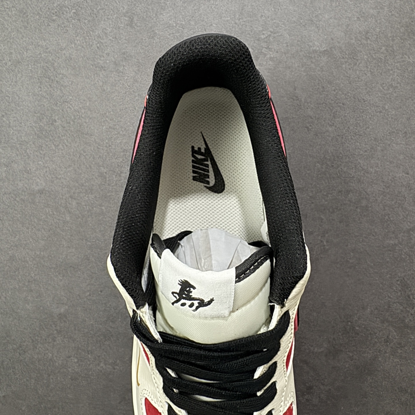 图片[7]-【定制版】NIke Air Force 1 \’07 Low “马年限定-米黑红金马”空军一号 低帮 运动鞋 休闲鞋 折边针车 工艺难度大 原楦头原纸板 原装鞋盒 定制五金配件 内置全掌气垫 原厂鞋底 货号：HT5088-616 尺码：36 36.5 37.5 38 38.5 39 40 40.5 41 42 42.5 43 44 44.5 45-选品中心