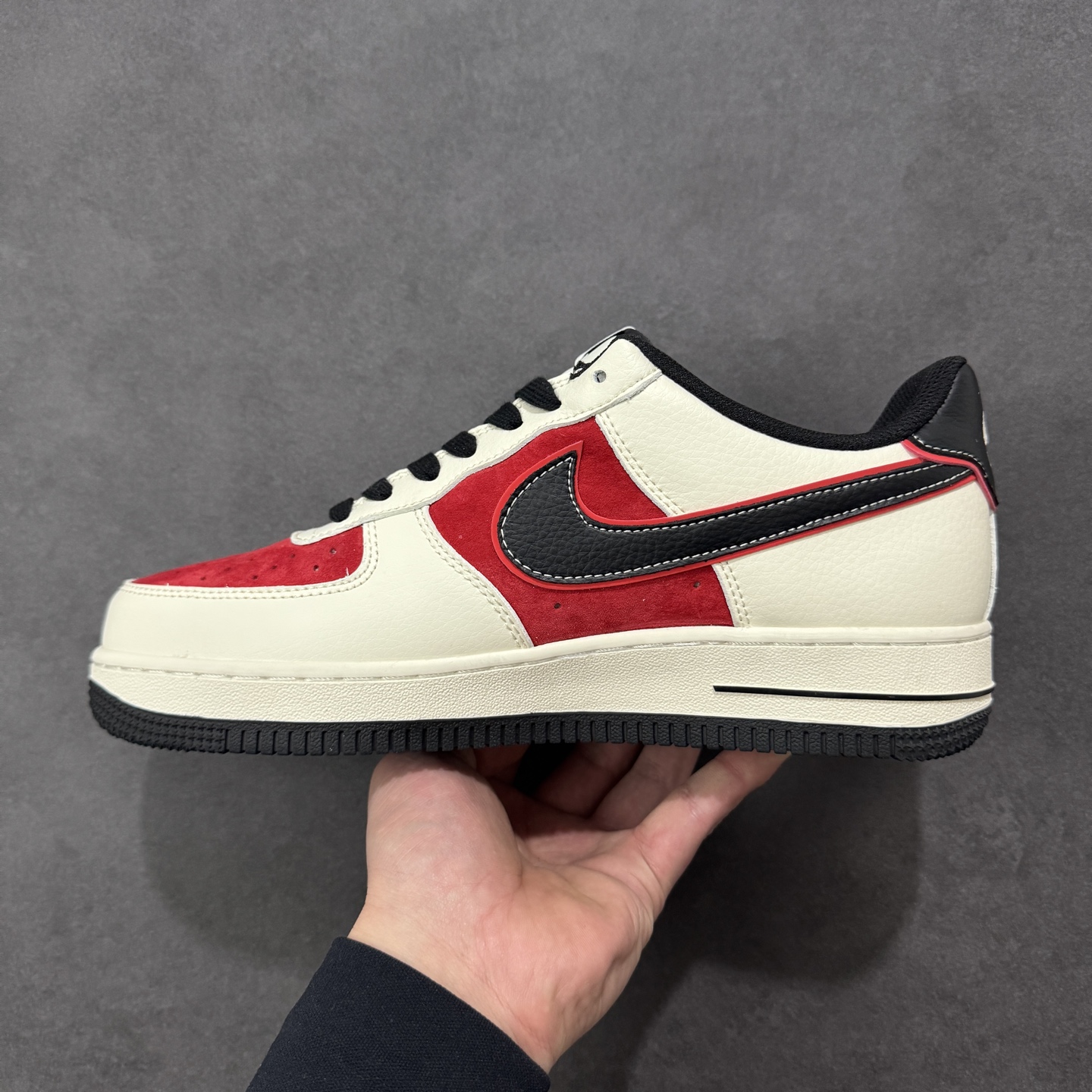 图片[2]-【定制版】NIke Air Force 1 \’07 Low “马年限定-米黑红金马”空军一号 低帮 运动鞋 休闲鞋 折边针车 工艺难度大 原楦头原纸板 原装鞋盒 定制五金配件 内置全掌气垫 原厂鞋底 货号：HT5088-616 尺码：36 36.5 37.5 38 38.5 39 40 40.5 41 42 42.5 43 44 44.5 45-选品中心