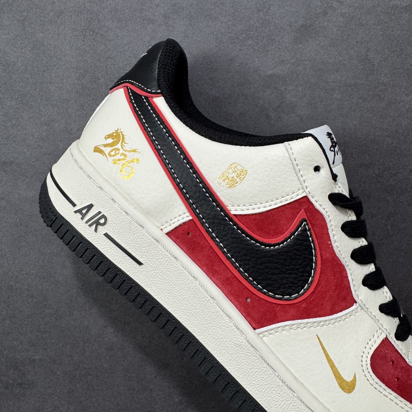 图片[6]-【定制版】NIke Air Force 1 \’07 Low “马年限定-米黑红金马”空军一号 低帮 运动鞋 休闲鞋 折边针车 工艺难度大 原楦头原纸板 原装鞋盒 定制五金配件 内置全掌气垫 原厂鞋底 货号：HT5088-616 尺码：36 36.5 37.5 38 38.5 39 40 40.5 41 42 42.5 43 44 44.5 45-选品中心