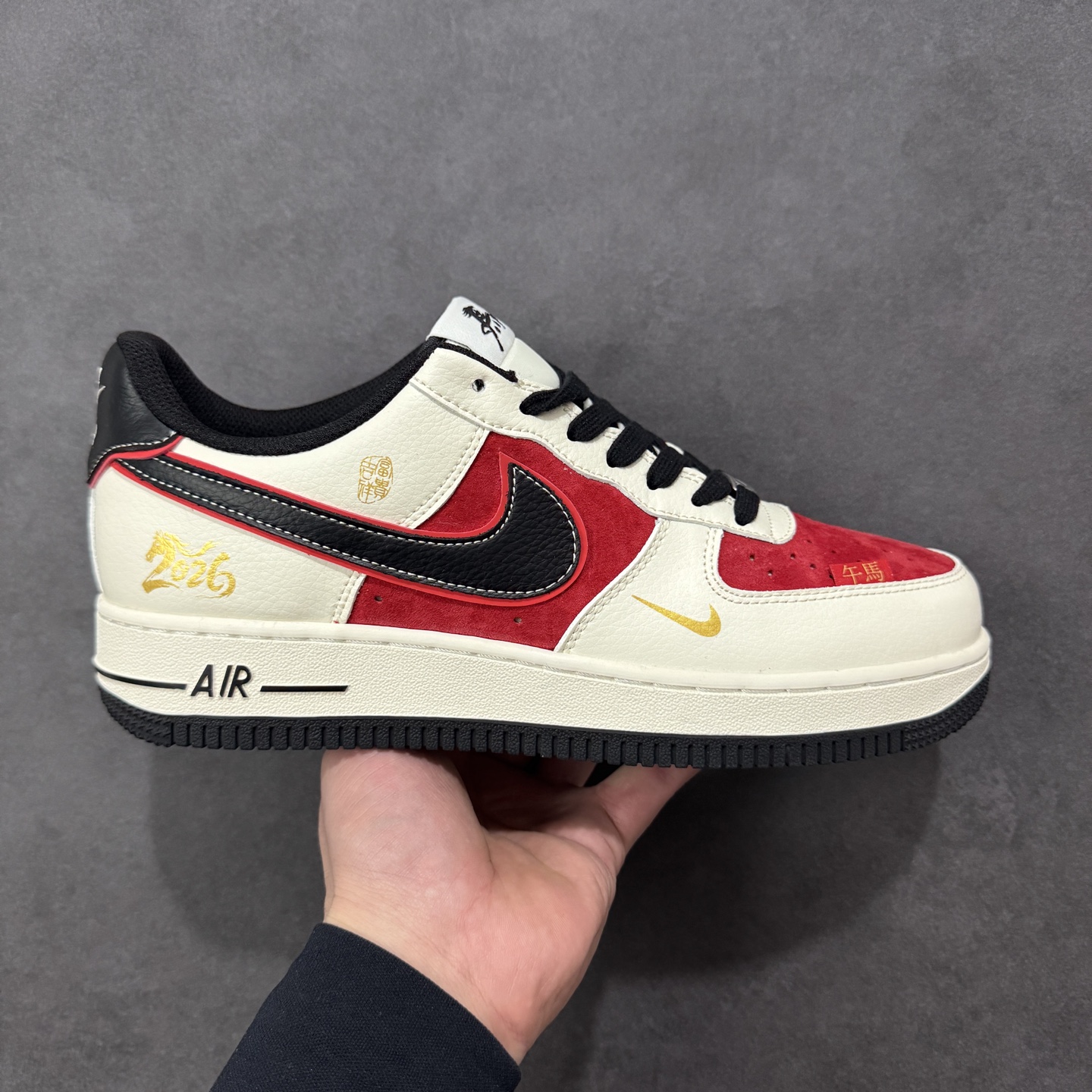NO:690232,Local store support [Customized version] NIke Air Force 1 '07 Low 'Year of the Horse Limited - Beige, Red and Gold Horse' Air Force 1 Low-cut sneakers Casual shoes Folding sewing machine Difficult process Original last original cardboard Original shoe box Customized hardware accessories Built-in full-length air cushion Original sole Product number HT5088-616 Size36 36.5 37.5 38 38.5 39  40 40.5 41 42 42.5 43 44 44.5 45 encoding HXSA310320,,sneakers19860909本地 支持放店【定制版】NIke Air Force 1 '07 Low “马年限定-米黑红金马”空军一号 低帮 运动鞋 休闲鞋 折边针车 工艺难度大 原楦头原纸板 原装鞋盒 定制五金配件 内置全掌气垫 原厂鞋底 货号HT5088-616 Size36 36.5 37.5 38 38.5 39 40 40.5 41 42 42.5 43 44 44.5 45 编码HXSA310320,,sneakers,Men's shoes