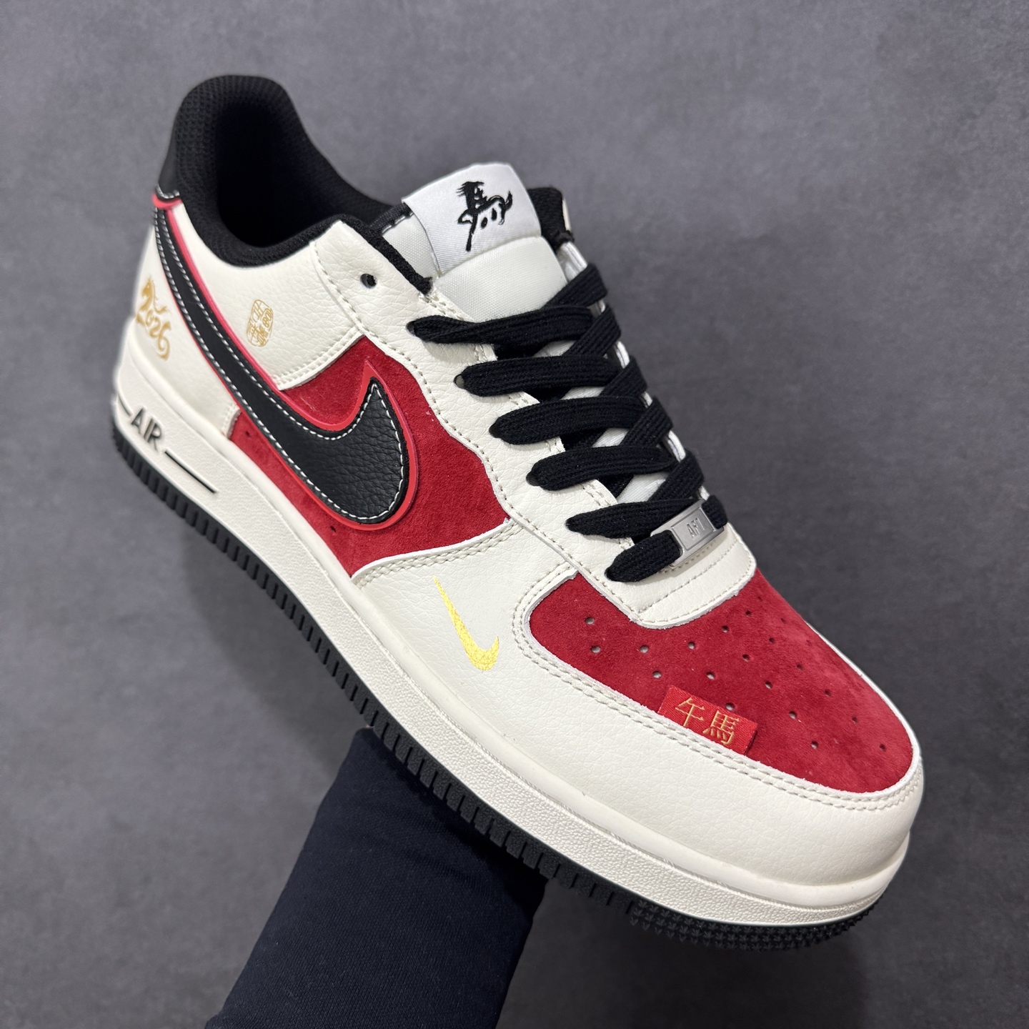 图片[3]-【定制版】NIke Air Force 1 \’07 Low “马年限定-米黑红金马”空军一号 低帮 运动鞋 休闲鞋 折边针车 工艺难度大 原楦头原纸板 原装鞋盒 定制五金配件 内置全掌气垫 原厂鞋底 货号：HT5088-616 尺码：36 36.5 37.5 38 38.5 39 40 40.5 41 42 42.5 43 44 44.5 45-选品中心