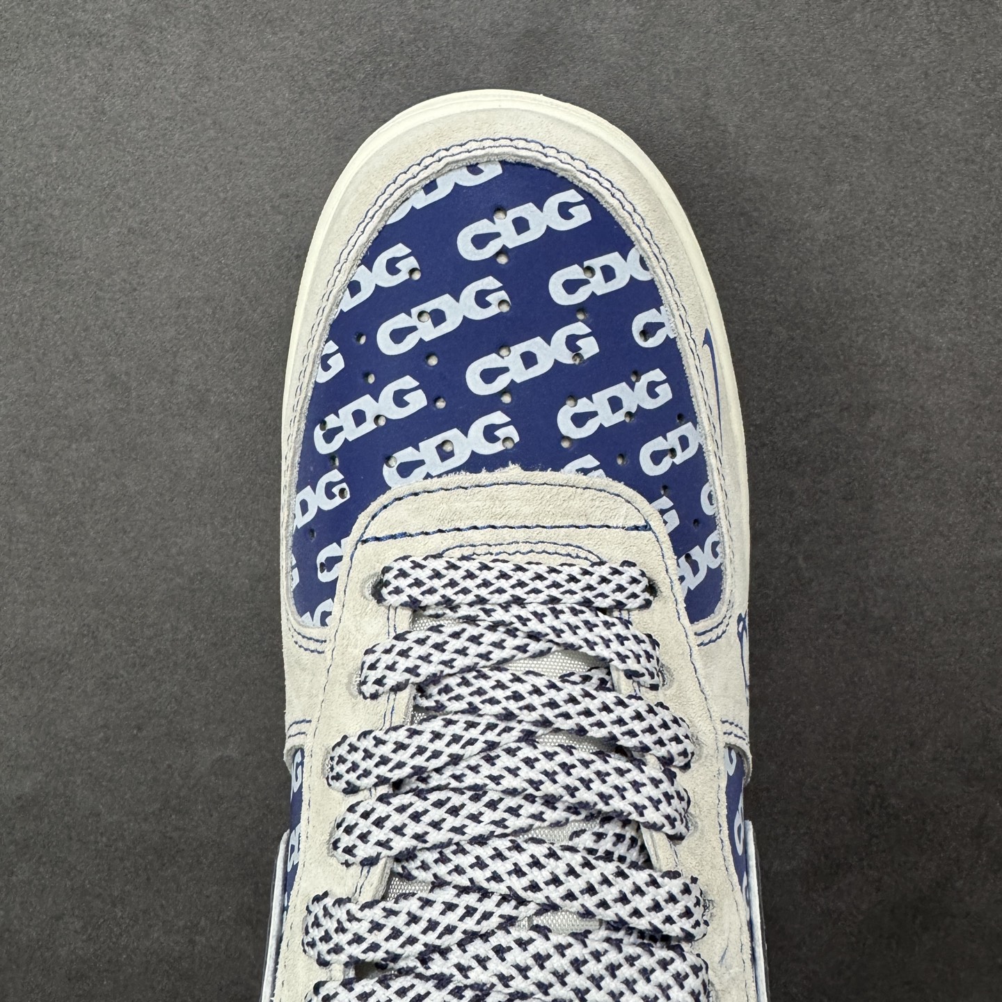 图片[8]-【定制版】蓝调潮范，经典联名｜Nike Air Force 1 Low x Supreme 当Nike Air Force 1 Low的经典鞋型碰撞Supreme的街头基因，这双直接把潮流氛围感拉满！浅灰麂皮的基底质感高级，宝蓝色的撞色设计亮眼却不张扬，鞋身满印的品牌元素与侧边的Supreme标识相互呼应，细节处的金属挂饰更是点睛之笔，让整双鞋的个性张力拉满。经典的Air气垫中底延续了空军一号一贯的舒适脚感，麂皮材质的选用则让鞋款的质感再升一级。不管是搭配街头风穿搭，还是作为收藏级单品，这双联名款AF1都能成为你鞋柜里的吸睛担当，用蓝白交织的潮范，踏出独属于你的街头步调。 货号：SY1388-022 尺码：36-45-选品中心