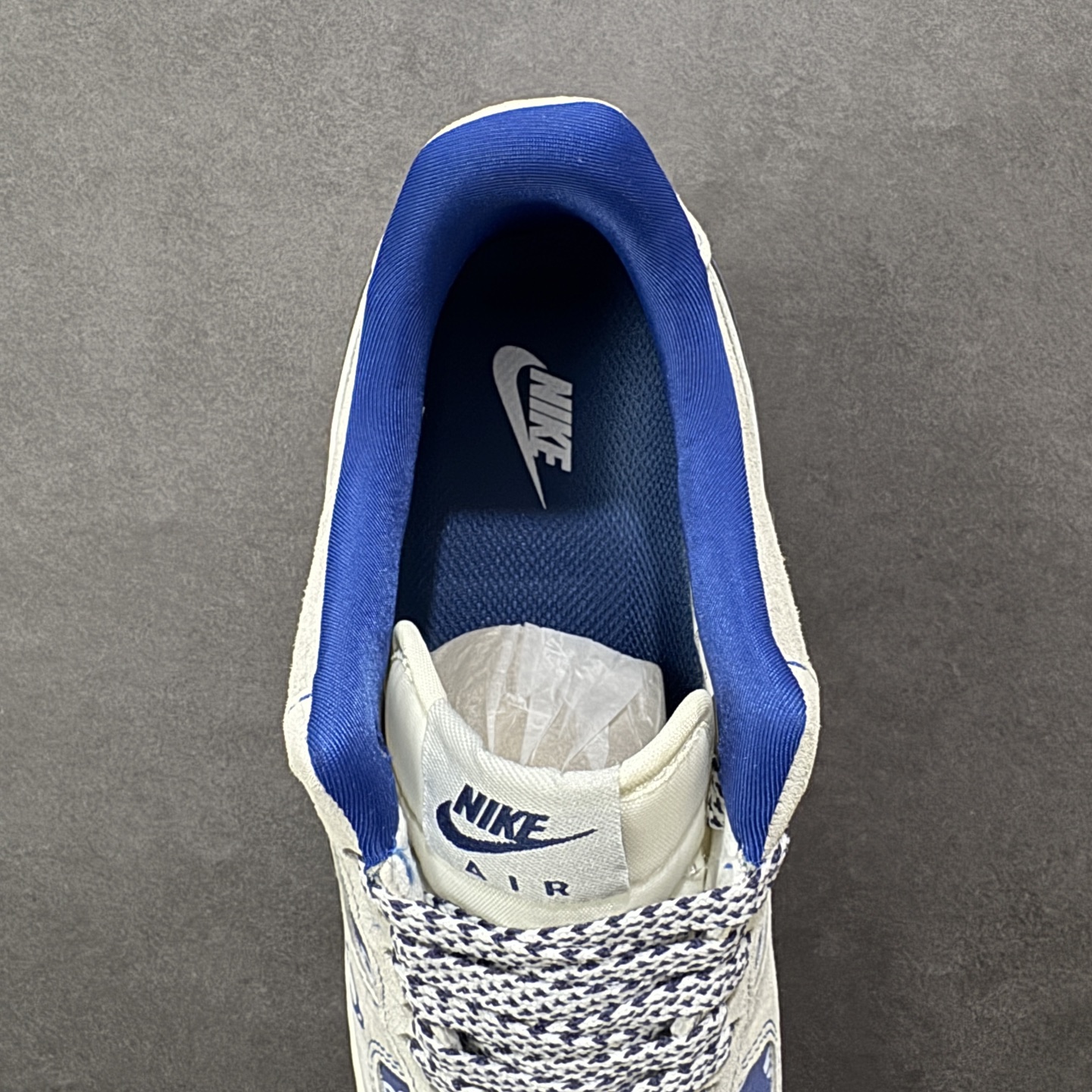 图片[7]-【定制版】蓝调潮范，经典联名｜Nike Air Force 1 Low x Supreme 当Nike Air Force 1 Low的经典鞋型碰撞Supreme的街头基因，这双直接把潮流氛围感拉满！浅灰麂皮的基底质感高级，宝蓝色的撞色设计亮眼却不张扬，鞋身满印的品牌元素与侧边的Supreme标识相互呼应，细节处的金属挂饰更是点睛之笔，让整双鞋的个性张力拉满。经典的Air气垫中底延续了空军一号一贯的舒适脚感，麂皮材质的选用则让鞋款的质感再升一级。不管是搭配街头风穿搭，还是作为收藏级单品，这双联名款AF1都能成为你鞋柜里的吸睛担当，用蓝白交织的潮范，踏出独属于你的街头步调。 货号：SY1388-022 尺码：36-45-选品中心