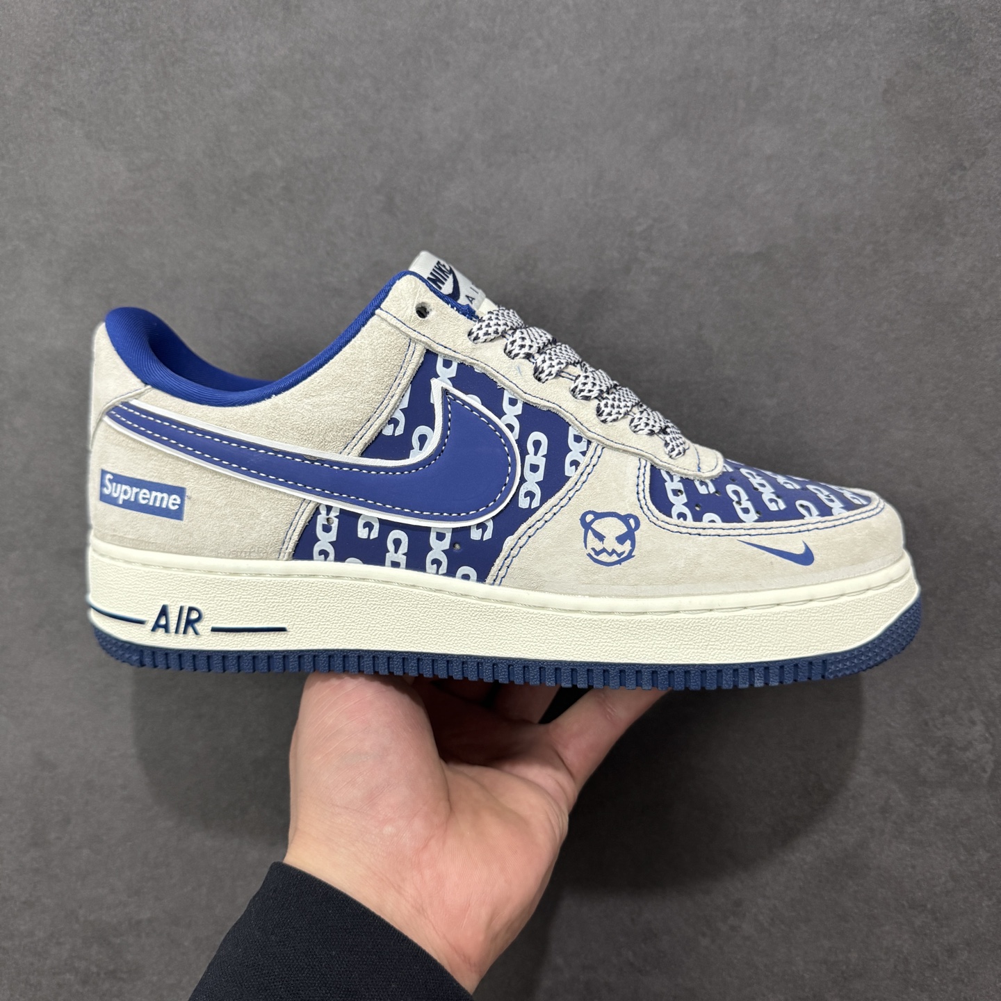NO:690237,Local store support [customized version] blues trendy style, classic co-branding｜Nike Air Force 1 Low x Supreme When the classic shoe shape of Nike Air Force 1 Low collides with the street genes of Supreme, this pair directly fills the trendy atmosphere!  The base texture of light gray suede is high-end, and the sapphire blue contrasting design is eye-catching but not ostentatious. The brand elements printed all over the shoe echo the Supreme logo on the side. The metal hangings in the details are the finishing touch, making the whole pair of shoes full of personality. The classic Air cushion midsole continues  Air Force 1 has always been comfortable on the feet, and the choice of suede material has upgraded the texture of the shoes to another level. Whether it is worn with street style or as a collectible item, this pair of co-branded AF1 can become an eye-catcher in your shoe cabinet. With the trendy style of blue and white, you can step out of your own street style.  Item No. SY1388-022 Size 36-45 Code HXSA310320, chamois leather19860909本地 支持放店【定制版】蓝调潮范,经典联名｜Nike Air Force 1 Low x Supreme 当Nike Air Force 1 Low的经典鞋型碰撞Supreme的街头基因,这双直接把潮流氛围感拉满！浅灰麂皮的基底质感高级,宝蓝色的撞色设计亮眼却不张扬,鞋身满印的品牌元素与侧边的Supreme标识相互呼应,细节处的金属挂饰更是点睛之笔,让整双鞋的个性张力拉满.经典的Air气垫中底延续了空军一号一贯的舒适脚感,麂皮材质的选用则让鞋款的质感再升一级.不管是搭配街头风穿搭,还是作为收藏级单品,这双联名款AF1都能成为你鞋柜里的吸睛担当,用蓝白交织的潮范,踏出独属于你的街头步调. 货号SY1388-022 尺码36-45 编码HXSA310320,,chamois leather,Men's shoes