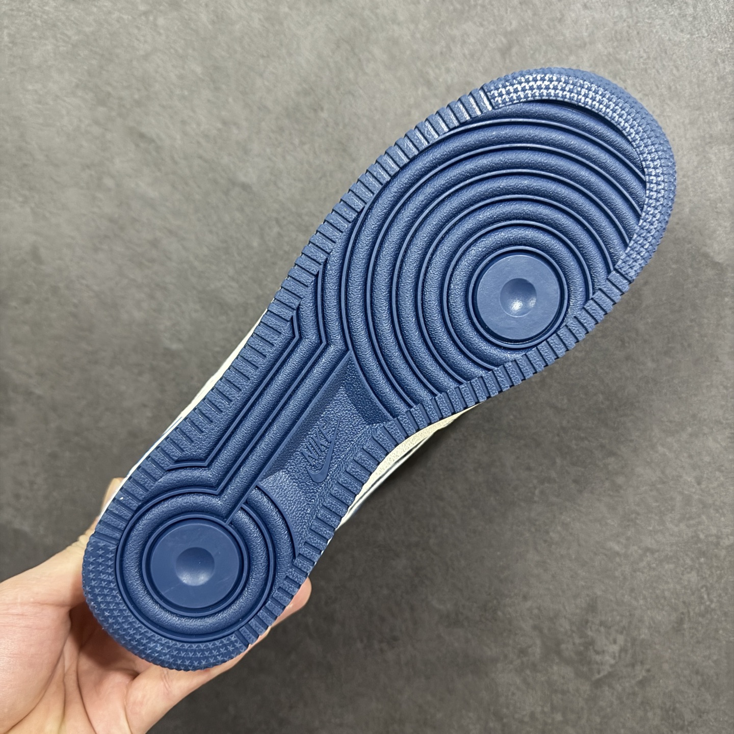 图片[9]-【定制版】蓝调潮范，经典联名｜Nike Air Force 1 Low x Supreme 当Nike Air Force 1 Low的经典鞋型碰撞Supreme的街头基因，这双直接把潮流氛围感拉满！浅灰麂皮的基底质感高级，宝蓝色的撞色设计亮眼却不张扬，鞋身满印的品牌元素与侧边的Supreme标识相互呼应，细节处的金属挂饰更是点睛之笔，让整双鞋的个性张力拉满。经典的Air气垫中底延续了空军一号一贯的舒适脚感，麂皮材质的选用则让鞋款的质感再升一级。不管是搭配街头风穿搭，还是作为收藏级单品，这双联名款AF1都能成为你鞋柜里的吸睛担当，用蓝白交织的潮范，踏出独属于你的街头步调。 货号：SY1388-022 尺码：36-45-选品中心