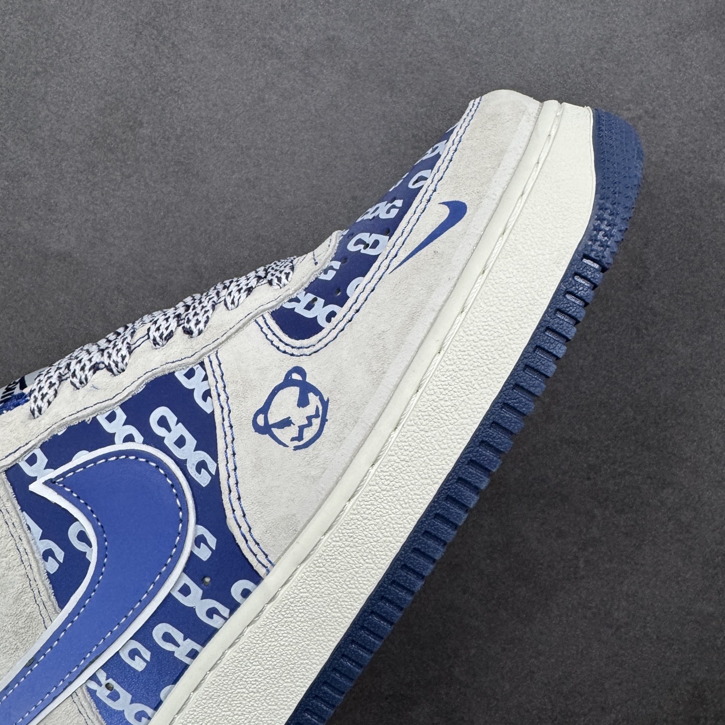 图片[5]-【定制版】蓝调潮范，经典联名｜Nike Air Force 1 Low x Supreme 当Nike Air Force 1 Low的经典鞋型碰撞Supreme的街头基因，这双直接把潮流氛围感拉满！浅灰麂皮的基底质感高级，宝蓝色的撞色设计亮眼却不张扬，鞋身满印的品牌元素与侧边的Supreme标识相互呼应，细节处的金属挂饰更是点睛之笔，让整双鞋的个性张力拉满。经典的Air气垫中底延续了空军一号一贯的舒适脚感，麂皮材质的选用则让鞋款的质感再升一级。不管是搭配街头风穿搭，还是作为收藏级单品，这双联名款AF1都能成为你鞋柜里的吸睛担当，用蓝白交织的潮范，踏出独属于你的街头步调。 货号：SY1388-022 尺码：36-45-选品中心