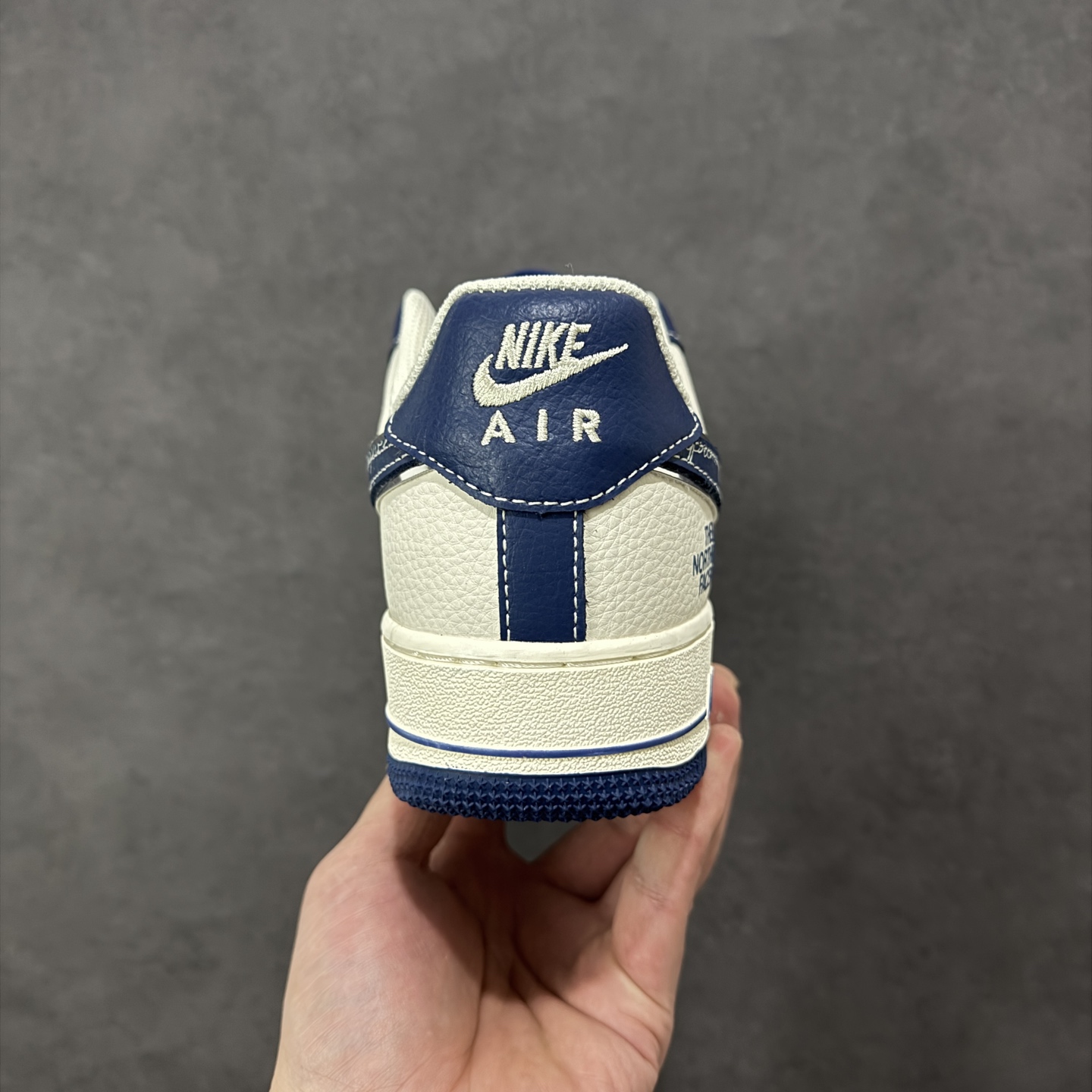图片[4]-【定制版】NIke Air Force 1 \’07 Low “北面联名——午夜蓝”空军一号 低帮 运动鞋 休闲鞋 折边针车 工艺难度大 原楦头原纸板 原装鞋盒 定制五金配件 内置全掌气垫 原厂鞋底 货号：XL1982-333 尺码：36 36.5 37.5 38 38.5 39 40 40.5 41 42 42.5 43 44 44.5 45-选品中心