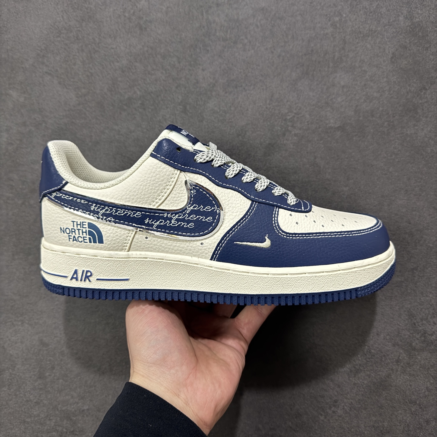 NO:690238,Local store support [Customized version] NIke Air Force 1 '07 Low 'North Face Collaboration - Midnight Blue' Air Force 1 Low-cut sneakers Casual shoes Folding sewing machine Difficult process Original last original cardboard Original shoe box Customized hardware accessories Built-in full-length air cushion Original sole Product number XL1982-333 Size36 36.5 37.5 38 38.5 39  40 40.5 41 42 42.5 43 44 44.5 45 Code HXSB310320,,The North Face,sneakers19860909本地 支持放店【定制版】NIke Air Force 1 '07 Low “北面联名——午夜蓝”空军一号 低帮 运动鞋 休闲鞋 折边针车 工艺难度大 原楦头原纸板 原装鞋盒 定制五金配件 内置全掌气垫 原厂鞋底 货号XL1982-333 Size36 36.5 37.5 38 38.5 39 40 40.5 41 42 42.5 43 44 44.5 45 编码HXSB310320,,The North Face,sneakers,Men's shoes