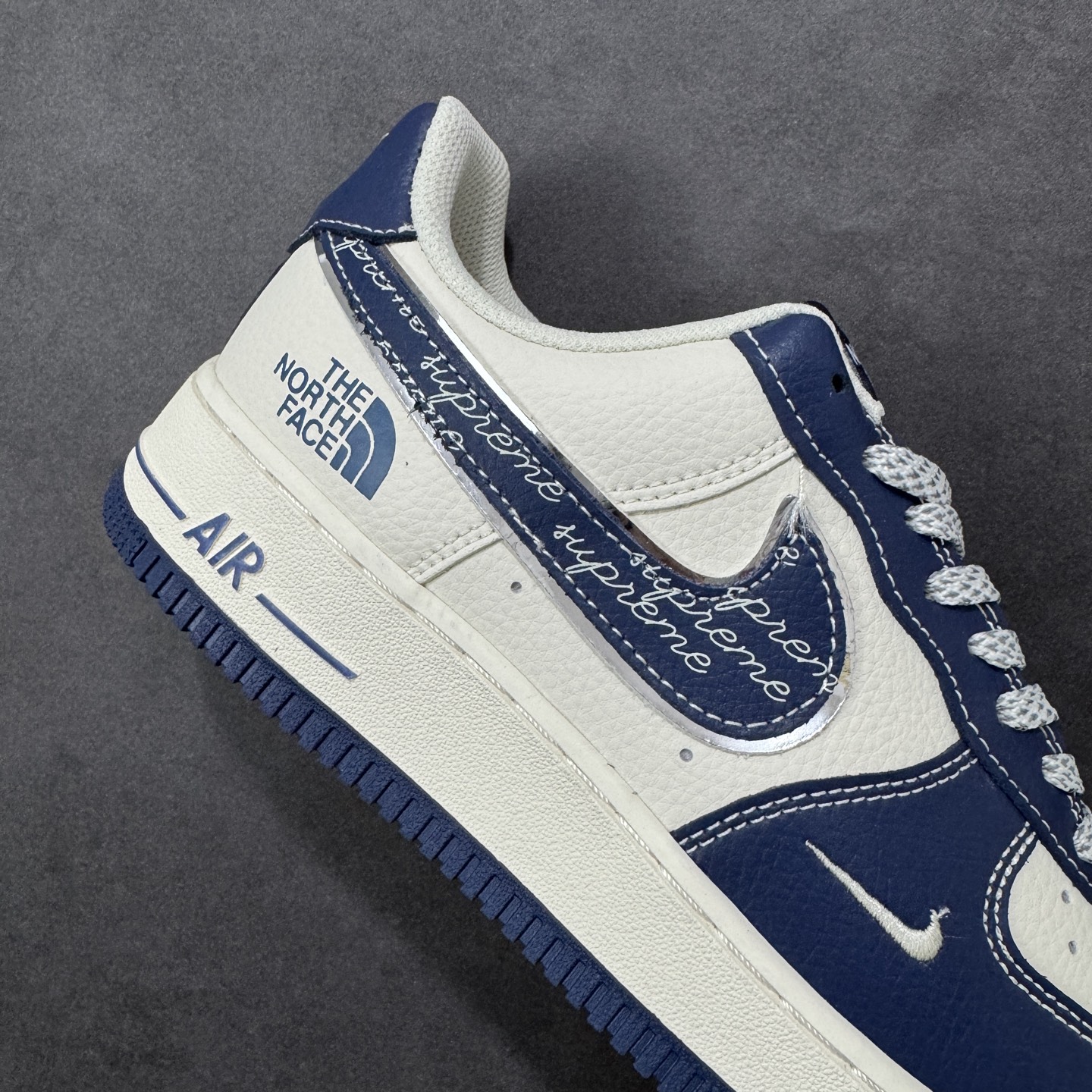 图片[6]-【定制版】NIke Air Force 1 \’07 Low “北面联名——午夜蓝”空军一号 低帮 运动鞋 休闲鞋 折边针车 工艺难度大 原楦头原纸板 原装鞋盒 定制五金配件 内置全掌气垫 原厂鞋底 货号：XL1982-333 尺码：36 36.5 37.5 38 38.5 39 40 40.5 41 42 42.5 43 44 44.5 45-选品中心