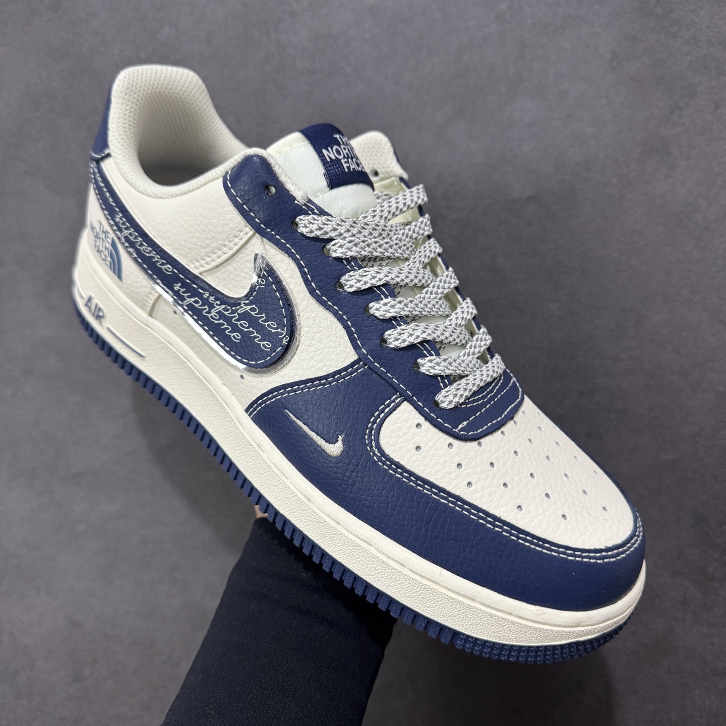 图片[3]-【定制版】NIke Air Force 1 \’07 Low “北面联名——午夜蓝”空军一号 低帮 运动鞋 休闲鞋 折边针车 工艺难度大 原楦头原纸板 原装鞋盒 定制五金配件 内置全掌气垫 原厂鞋底 货号：XL1982-333 尺码：36 36.5 37.5 38 38.5 39 40 40.5 41 42 42.5 43 44 44.5 45-选品中心
