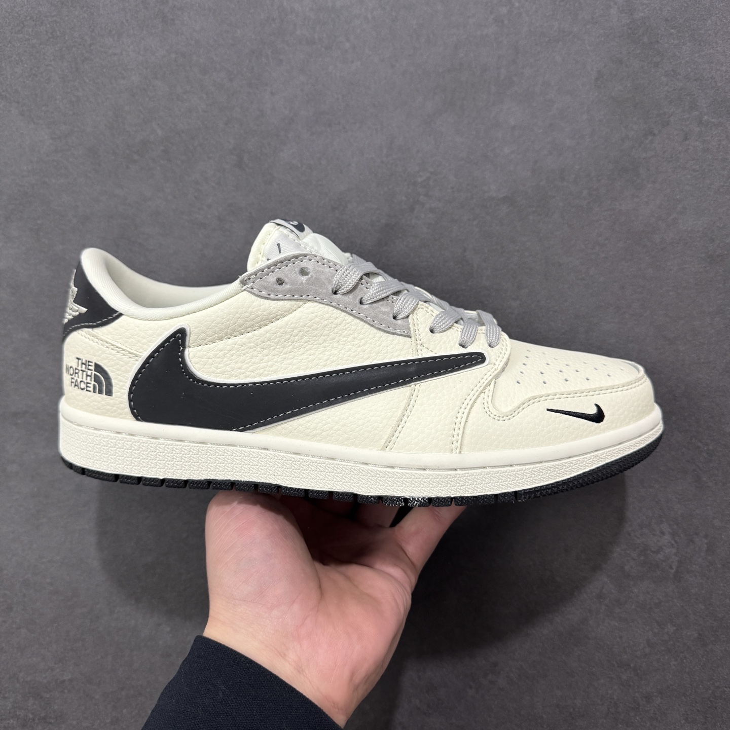 NO:690224,Local support stores [customized version] Air Jordan 1 Low AJ1 Joe 1 North Face LV co-branded high-end customized barb low-top retro basketball shoes #custom shoebox pure original quality shipment from the factory ultra-high cleanliness clean leather cutting without any burrs perfect details item number LD2028-071 size 36 36.5 37.5 38 36.5 39 40 40.5 41  42 42.5 43 44 44.5 45 Code HXSB330340,,louis vuitton,The North Face19860909本地 支持放店【定制版】Air Jordan 1 Low AJ1 乔1 北面LV联名 高端定制 倒钩低帮复古篮球鞋 #定制鞋盒 大厂纯原品质出货 超高清洁度 皮料切割干净无任何毛边 细节完美 货号LD2028-071 尺码36 36.5 37.5 38 36.5 39 40 40.5 41 42 42.5 43 44 44.5 45 编码HXSB330340,,louis vuitton,The North Face,Men's shoes