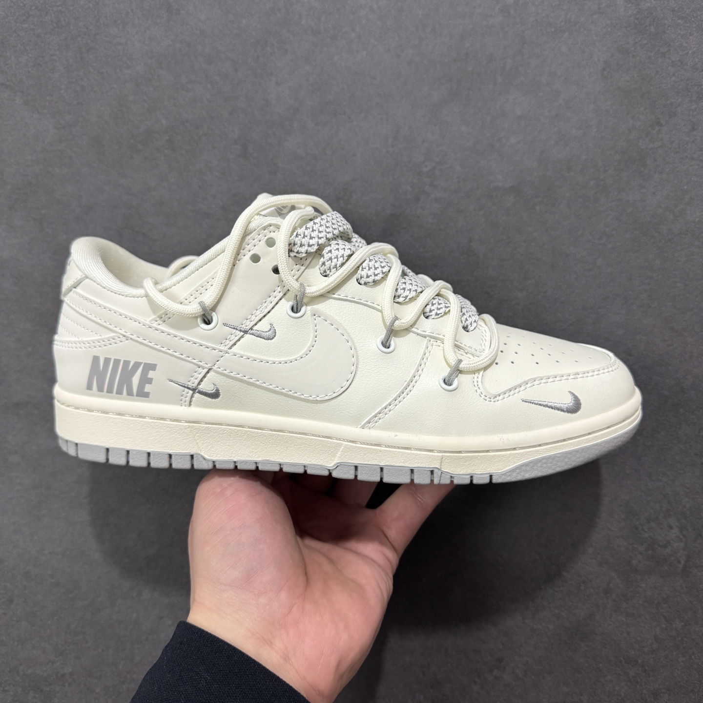 NO:690227,Local store support [Customized version] Nike SB Dunk Low beige three-hook strap Anniversary high-end customization low-top casual sneakers #customized shoebox Factory pure original quality shipment Ultra-high cleanliness The leather is cleanly cut without any burrs Perfect details Item number J-103 Size 36 36.5 37.5 38 38.5 39 40 40.5 41 42 42.5 43  44 44.5 45 encoding HXS350360,19860909本地 支持放店【定制版】Nike SB Dunk Low 米灰三勾绑绳 周年高端定制 低帮休闲板鞋 #定制鞋盒 大厂纯原品质出货 超高清洁度 皮料切割干净无任何毛边 细节完美 货号J-103 尺码36 36.5 37.5 38 38.5 39 40 40.5 41 42 42.5 43 44 44.5 45 编码HXS350360,,Men's shoes