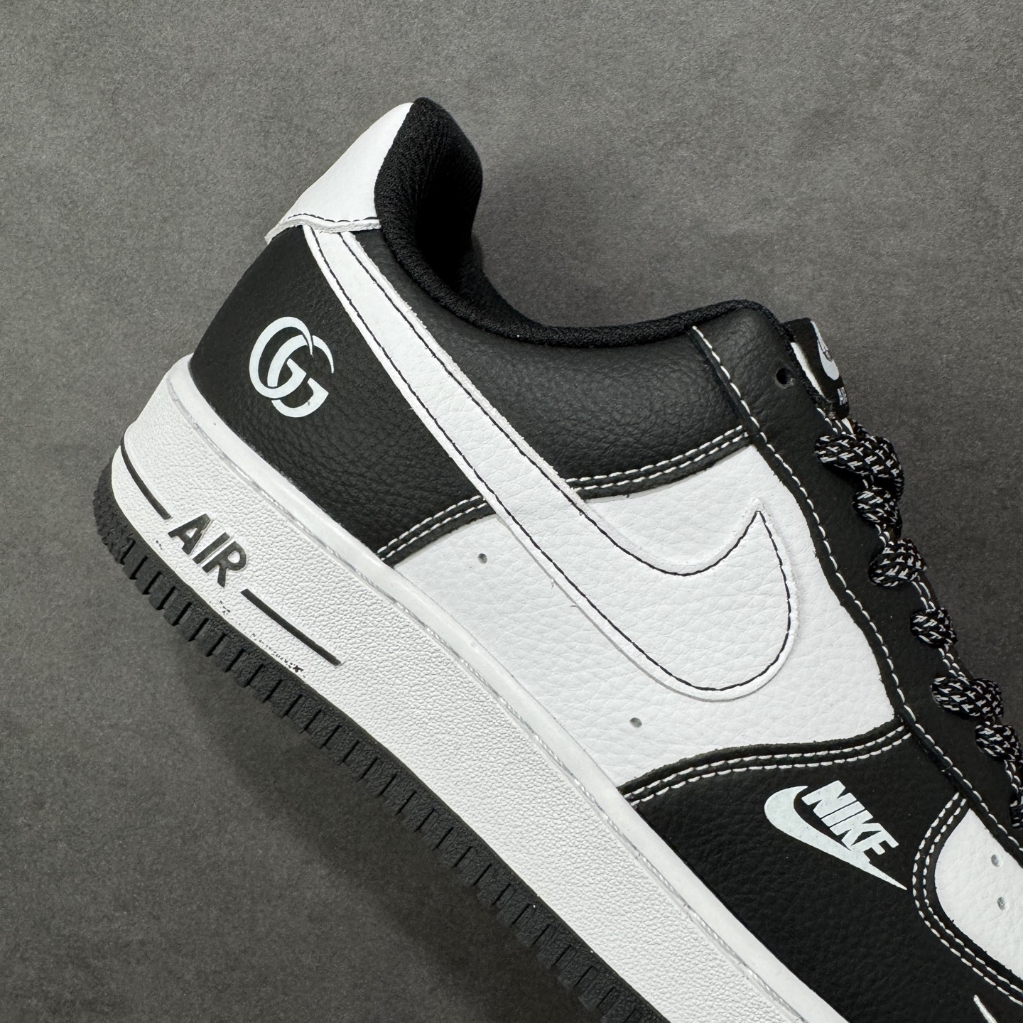 图片[6]-【定制版】黑白格调，经典焕新｜Nike Air Force 1 Low！当经典的空军一号遇上黑白熊猫配色，再搭配精致的双G挂饰细节，潮流感直接拉满！ 皮革鞋面质感在线，黑白拼接的设计利落又百搭，不管是日常出街还是搭配造型，都能轻松hold住场面。标志性的Air气垫加持，脚感依旧舒适耐穿，经典鞋型融合个性装饰，让这双AF1既有复古底蕴，又藏着独一份的潮流巧思。是鞋柜里不可错过的个性款，穿上它，走出属于自己的潮流步调～ 货号：DD1982-340 尺码：36-45-选品中心