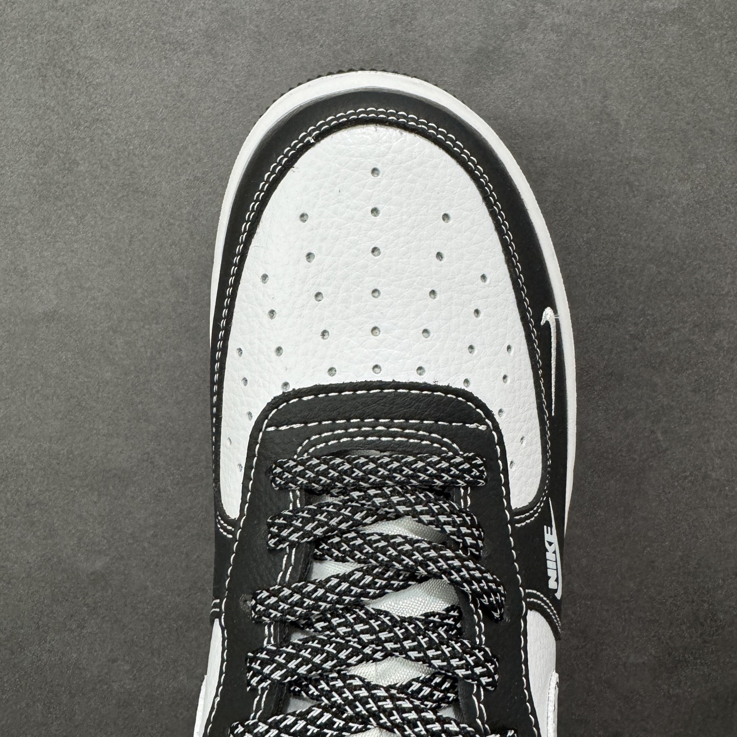 图片[8]-【定制版】黑白格调，经典焕新｜Nike Air Force 1 Low！当经典的空军一号遇上黑白熊猫配色，再搭配精致的双G挂饰细节，潮流感直接拉满！ 皮革鞋面质感在线，黑白拼接的设计利落又百搭，不管是日常出街还是搭配造型，都能轻松hold住场面。标志性的Air气垫加持，脚感依旧舒适耐穿，经典鞋型融合个性装饰，让这双AF1既有复古底蕴，又藏着独一份的潮流巧思。是鞋柜里不可错过的个性款，穿上它，走出属于自己的潮流步调～ 货号：DD1982-340 尺码：36-45-选品中心